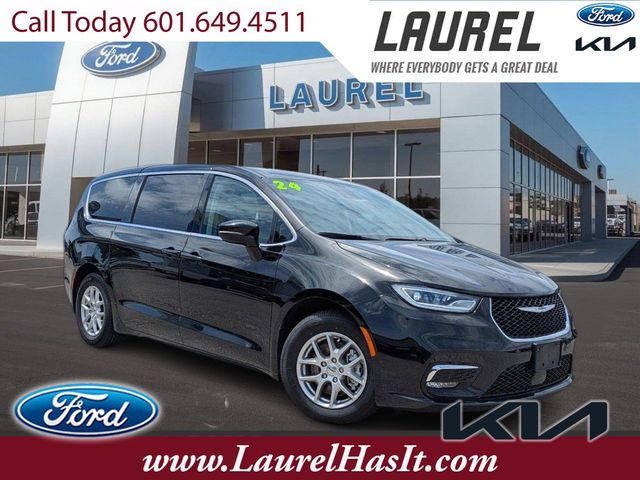 2024 Chrysler Pacifica Touring L's photo