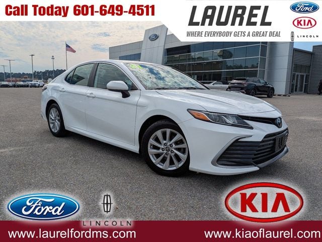 2021 Toyota Camry LE's photo