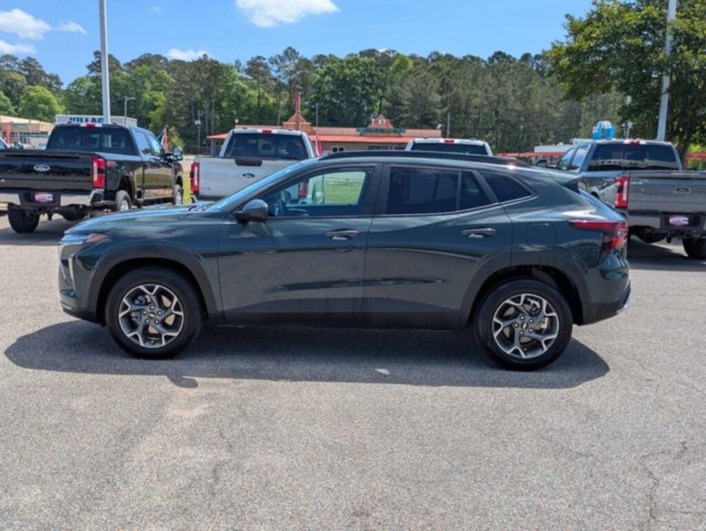 Used 2025 Chevrolet Trax LT SUV