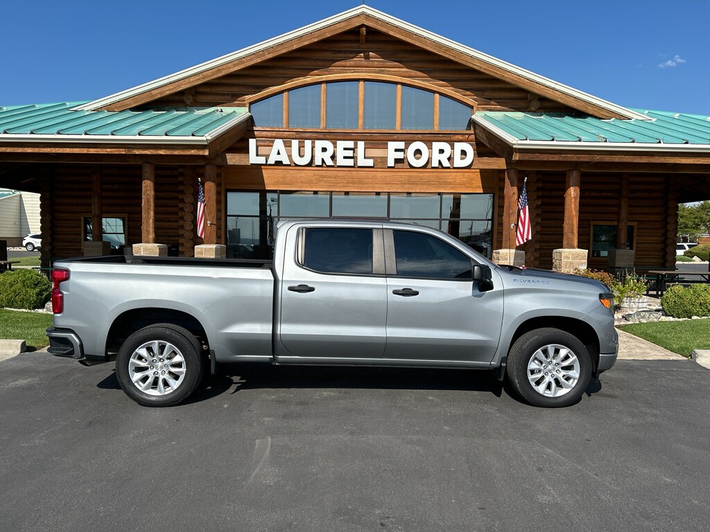 2023 Chevrolet Silverado Custom photo 2