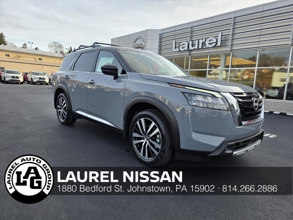 2025 Nissan Pathfinder Platinum's photo