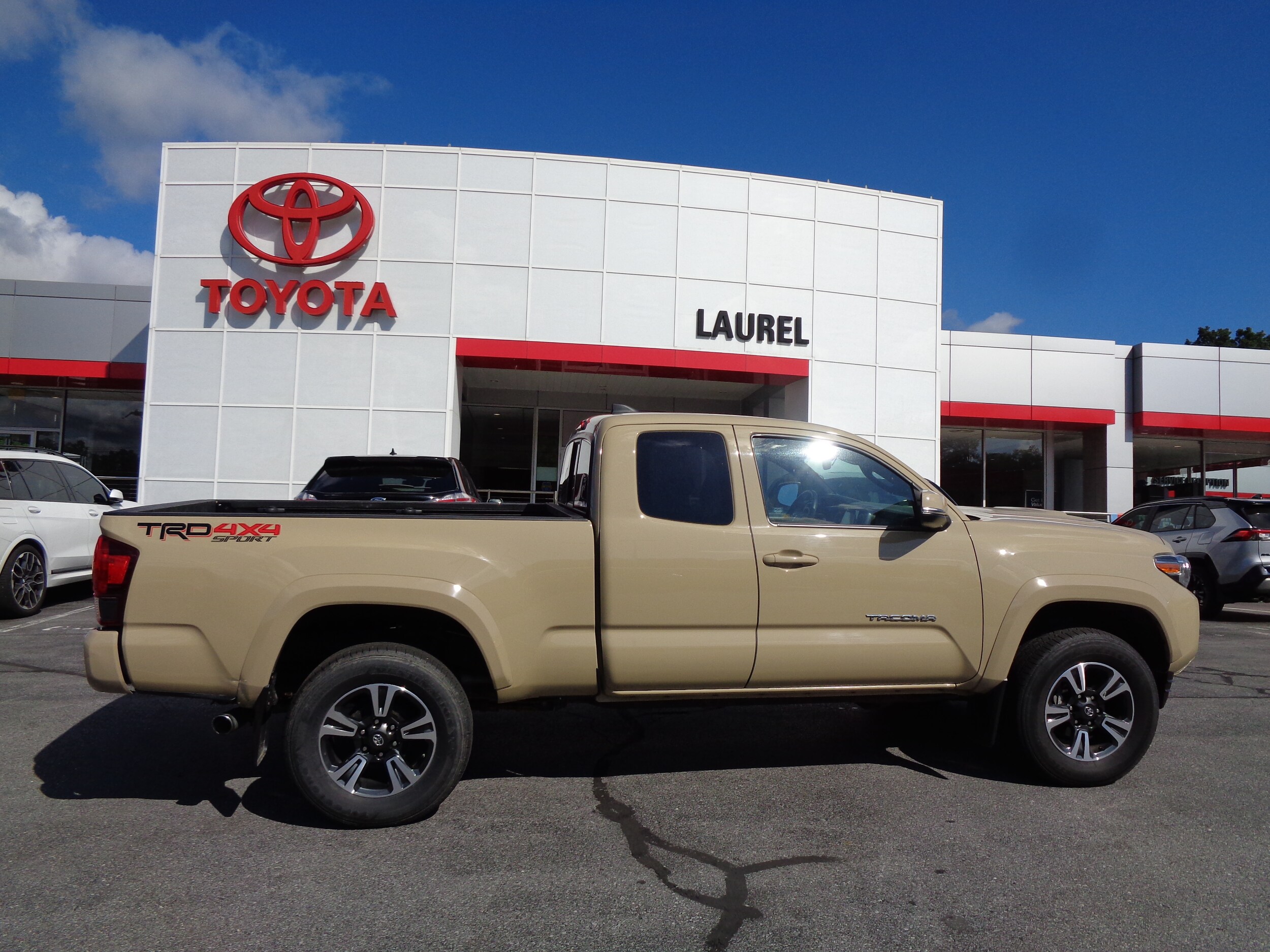 2018 Toyota Tacoma TRD Sport 4x4 Access Cab photo 2