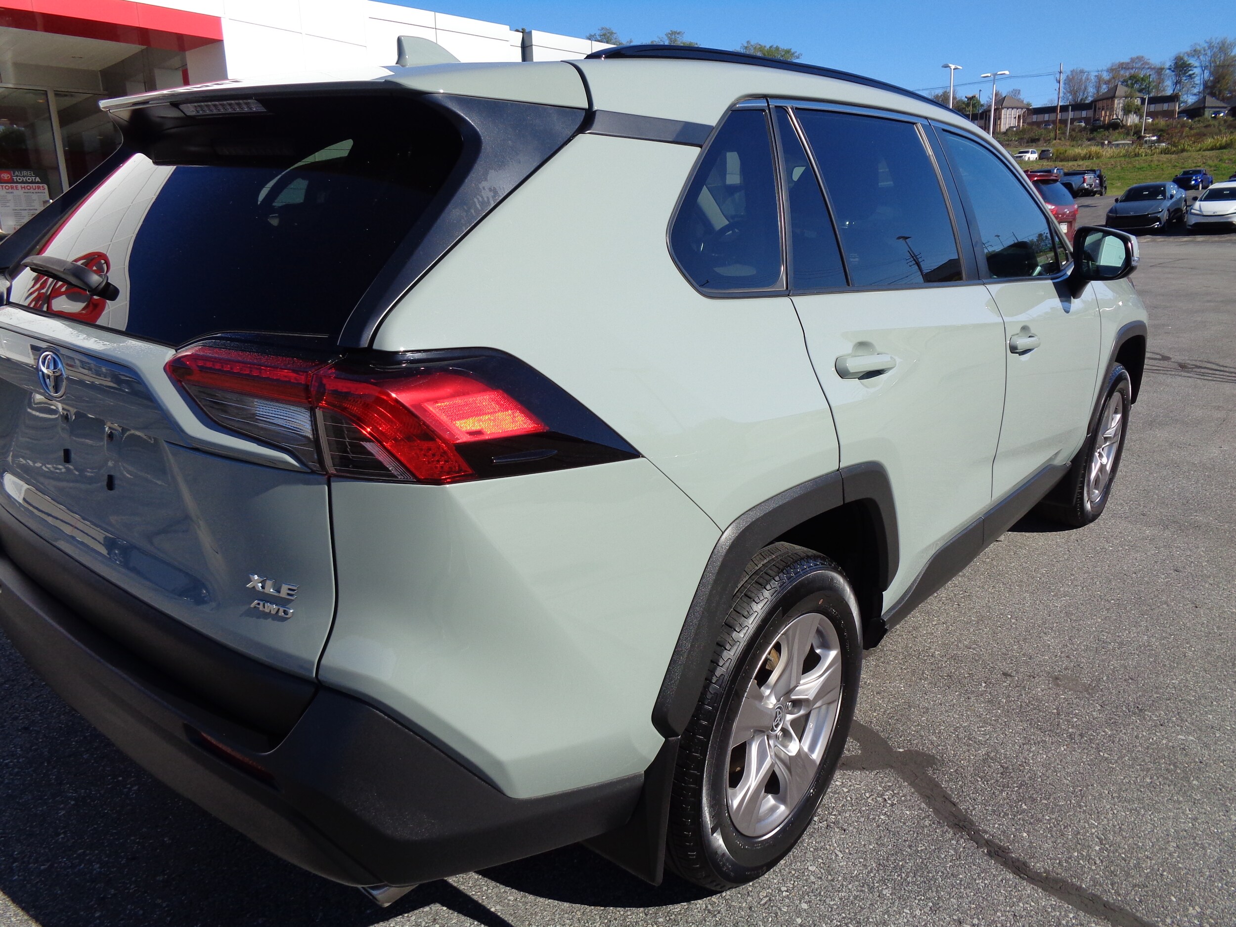 2022 Toyota RAV4 XLE photo 3