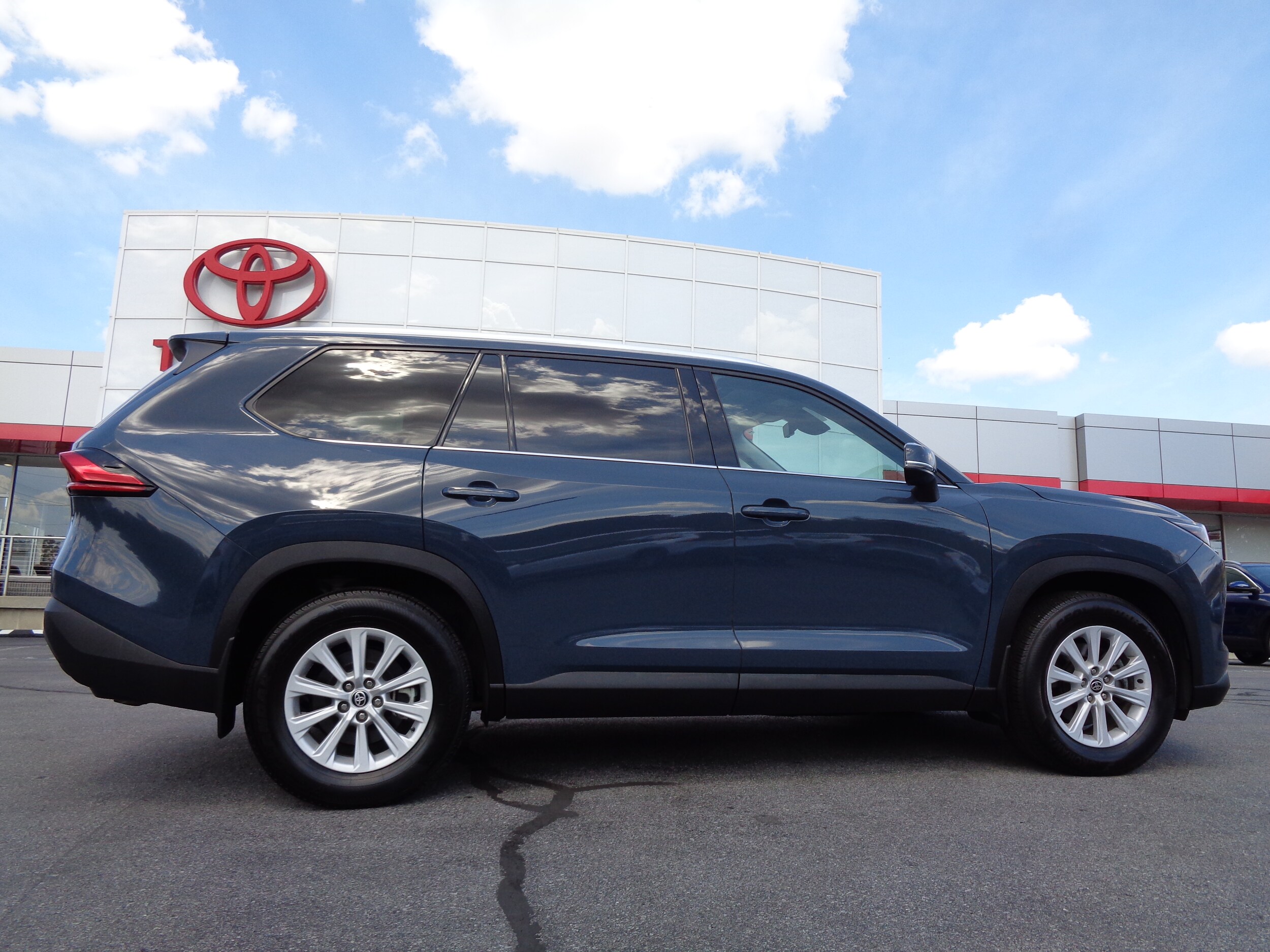 2024 Toyota Grand Highlander XLE photo 2