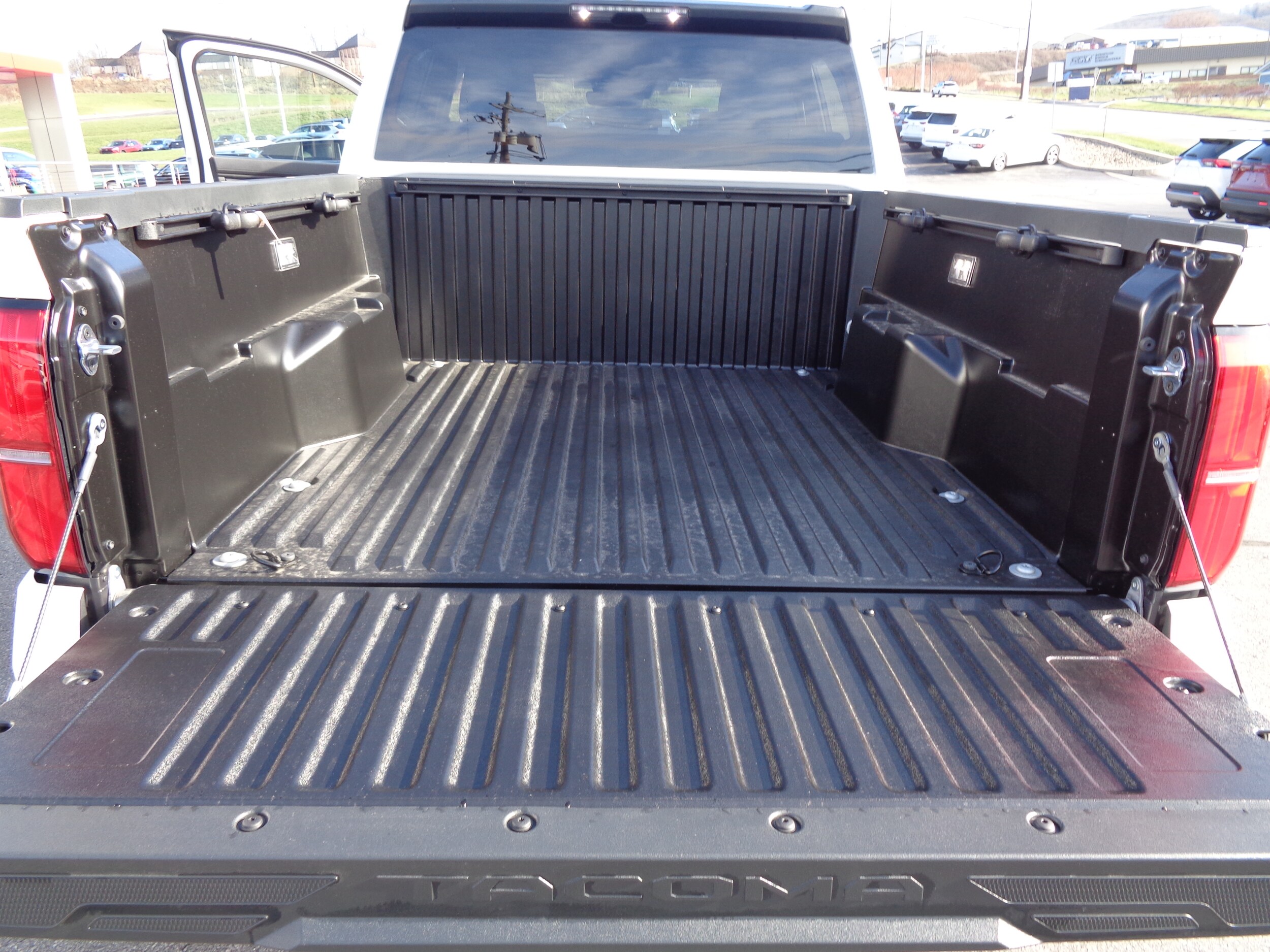 2025 Toyota Tacoma SR5 - Photo 15