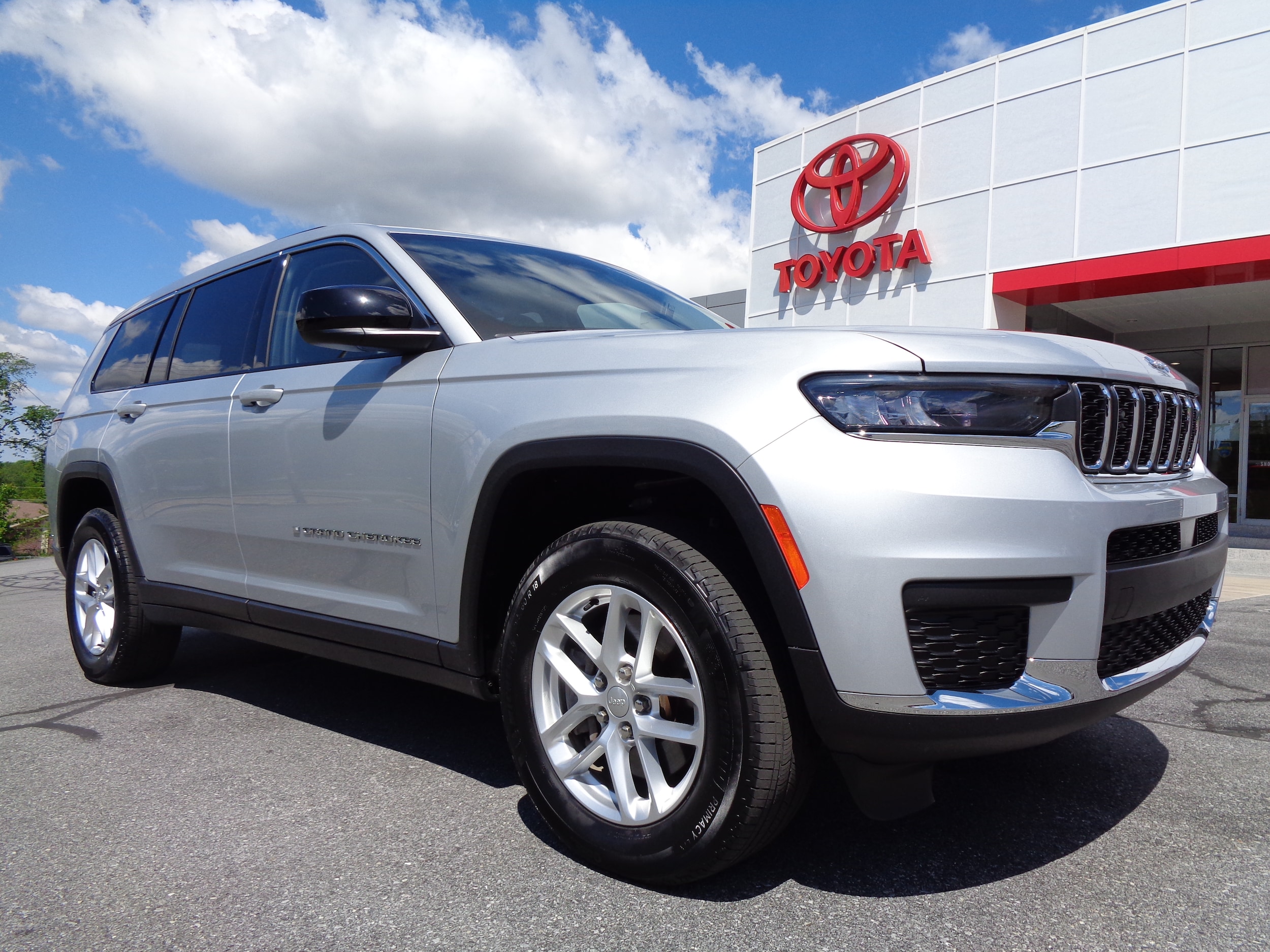  2023 Jeep Grand Cherokee L Laredo 4WD   