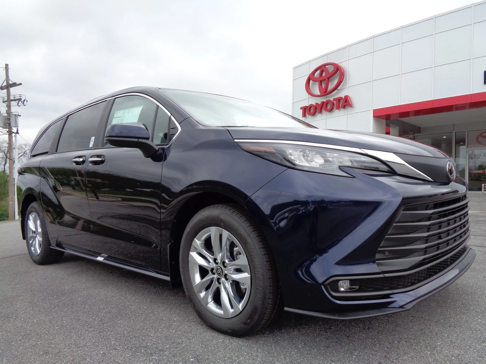 2026 Toyota Sienna XLE 7-Passenger Hybrid FWD's photo