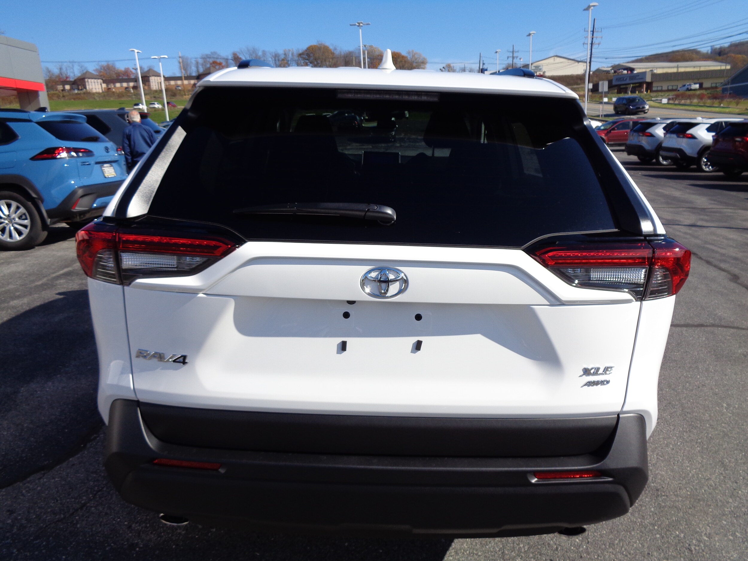 2025 Toyota RAV4 XLE photo 4