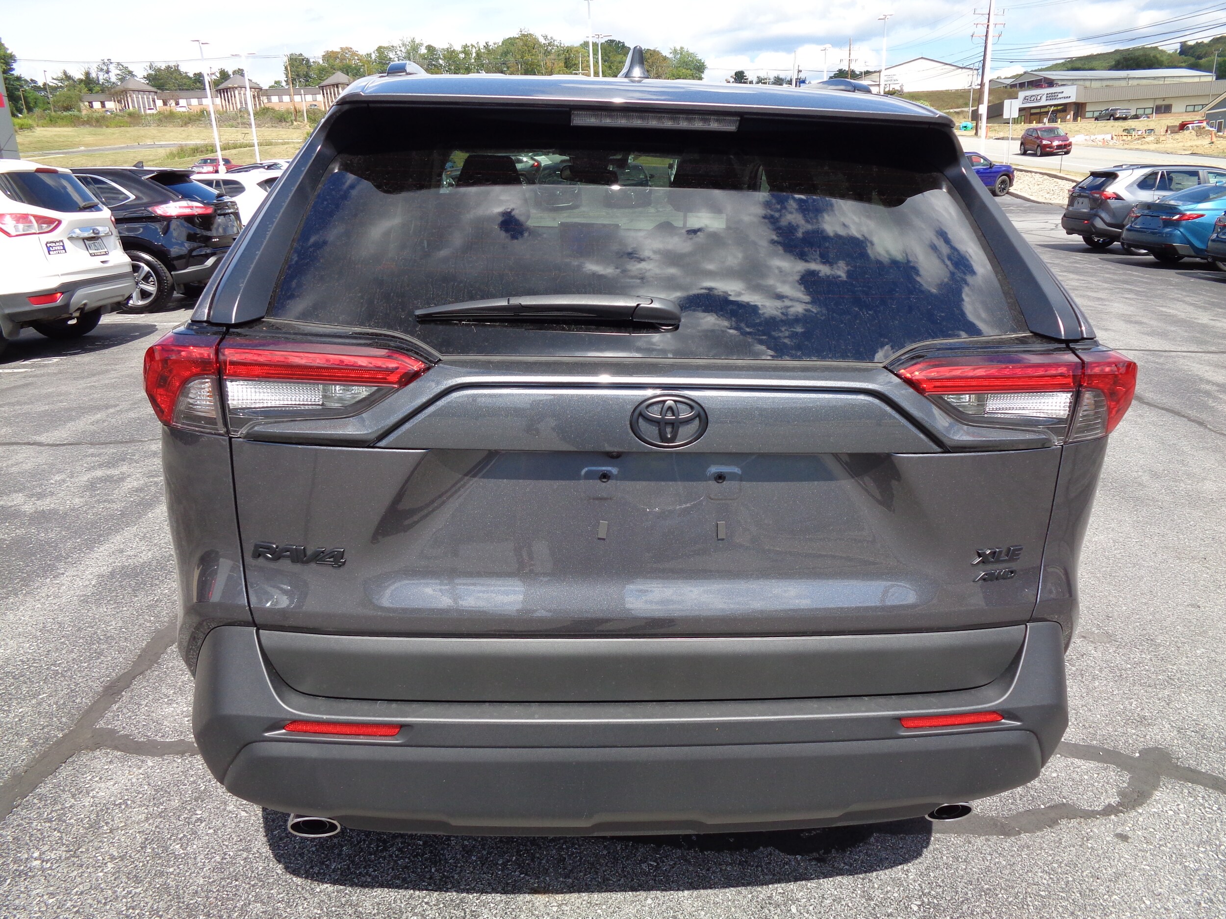2025 Toyota RAV4 XLE photo 4