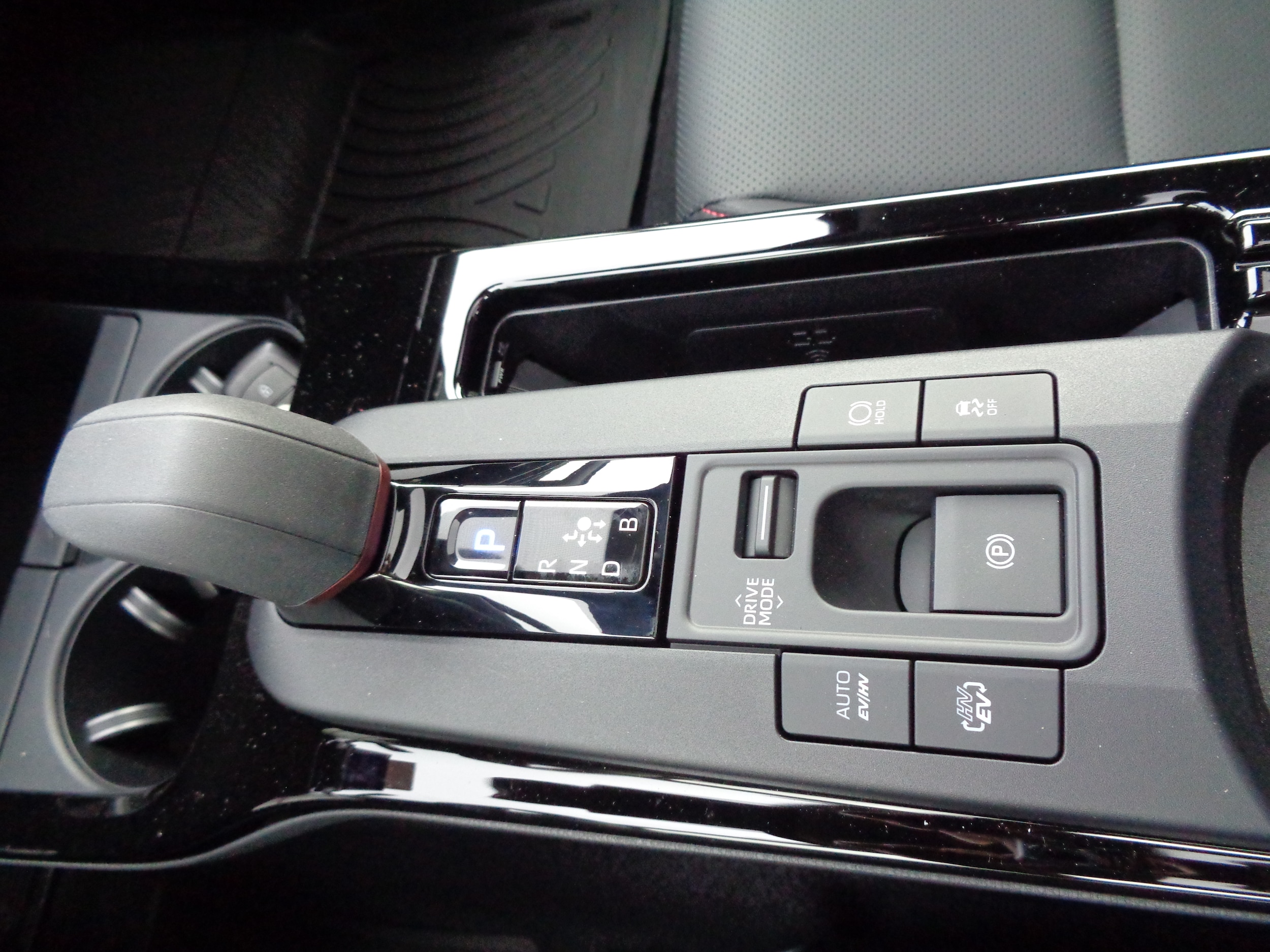 2026 Toyota Prius Plug-in Hybrid XSE - Photo 28