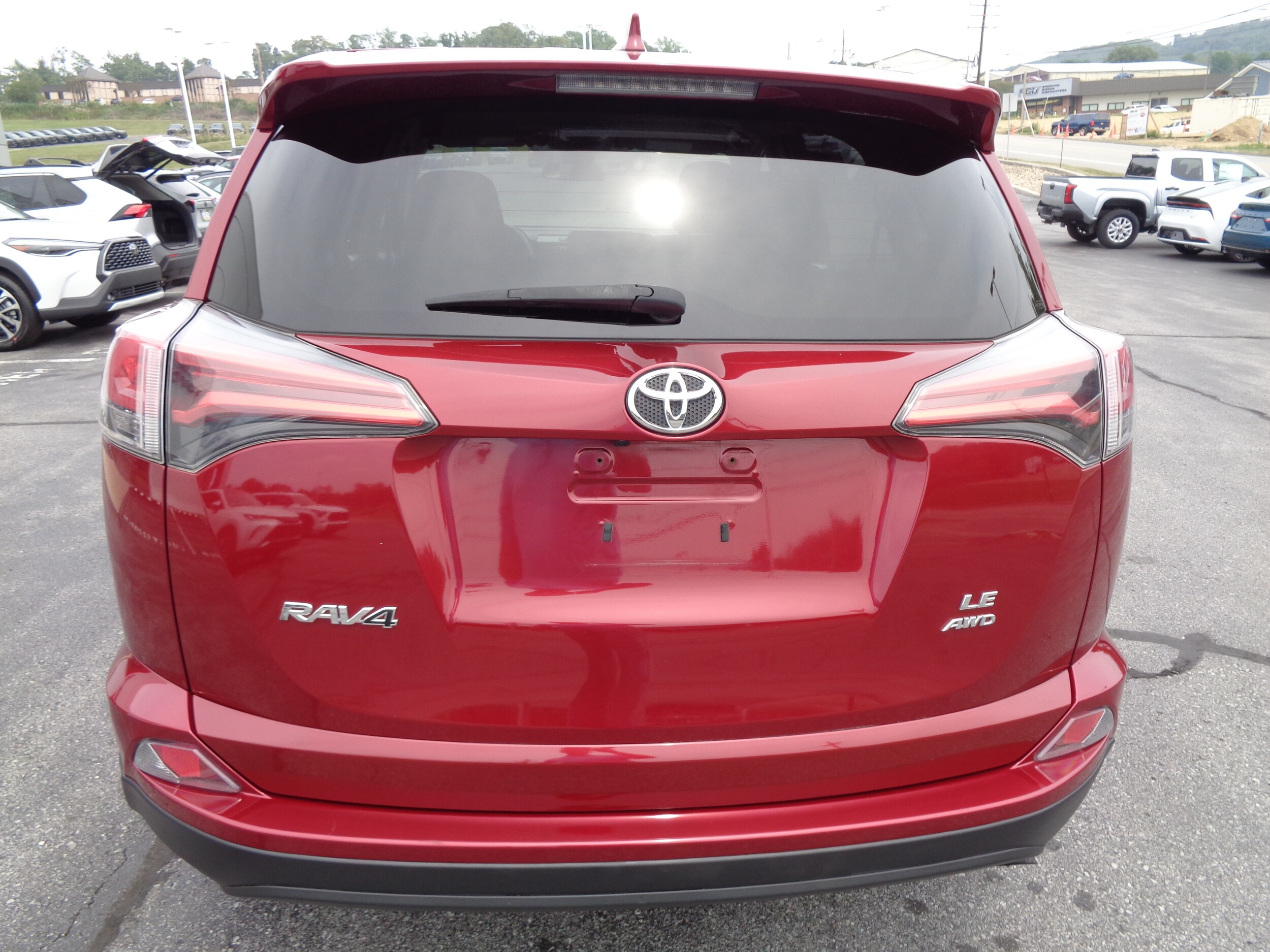 2018 Toyota RAV4 LE photo 4