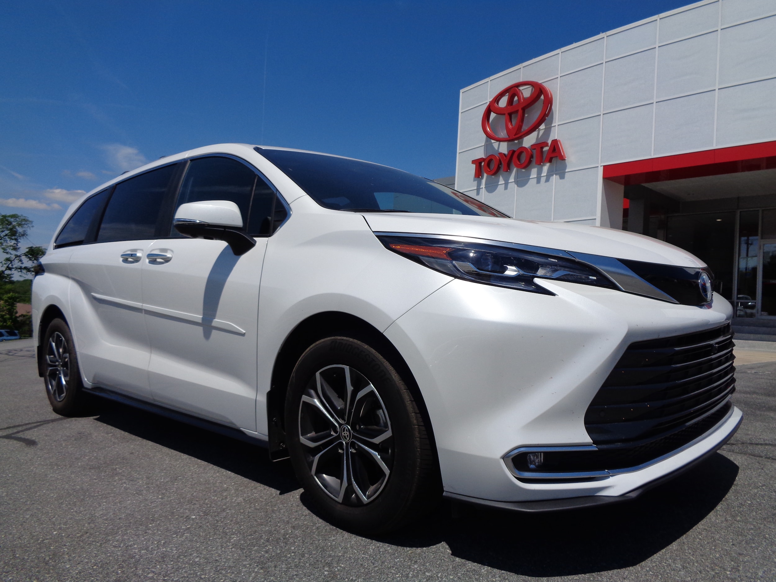 2025 Toyota Sienna Platinum 7-Passenger Hybrid AWD's photo