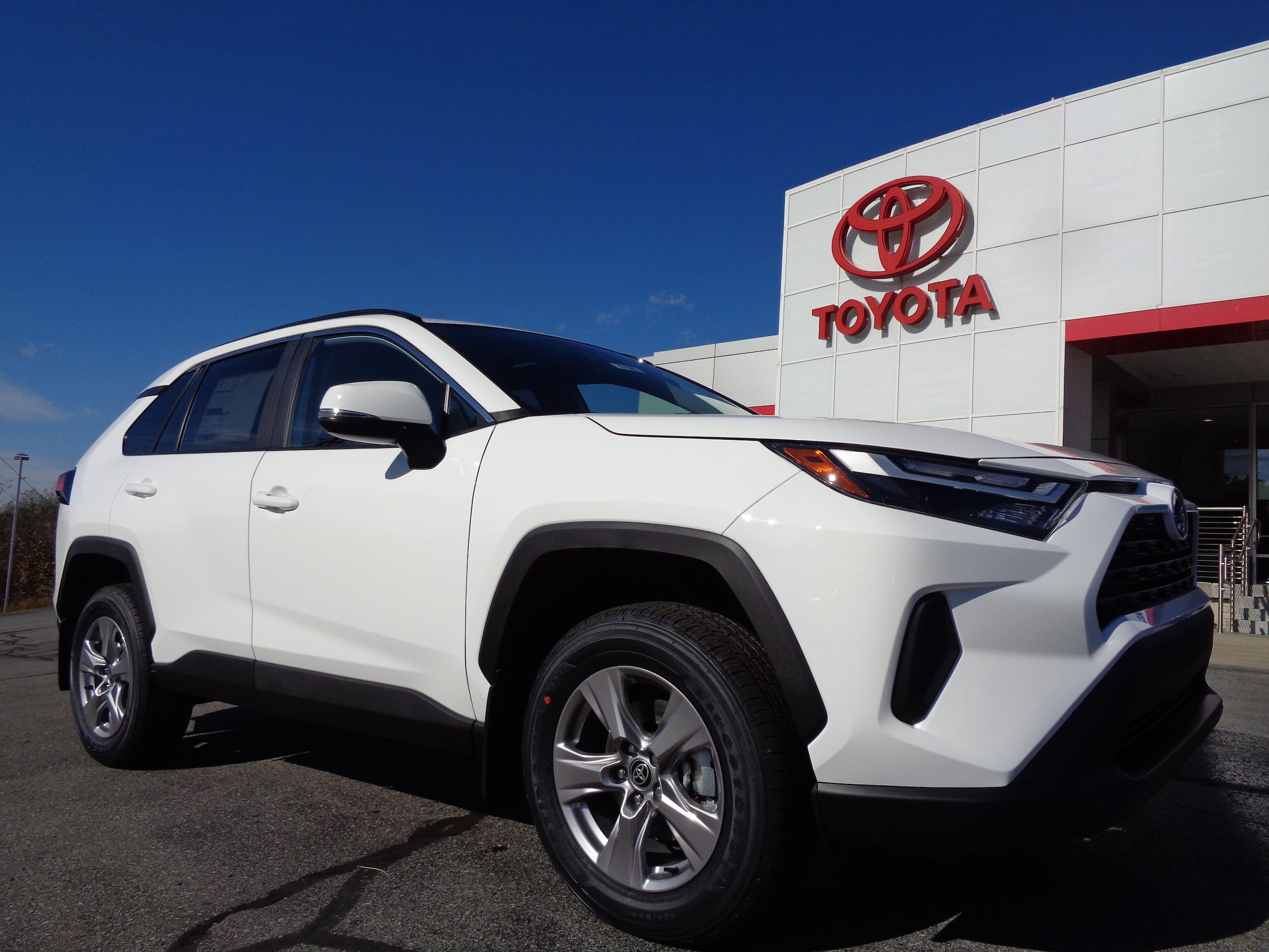 2025 Toyota RAV4 XLE's photo