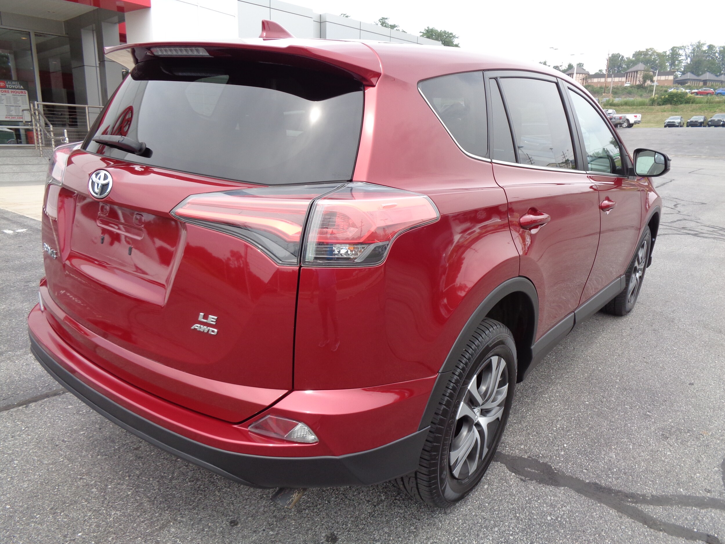 2018 Toyota RAV4 LE photo 3