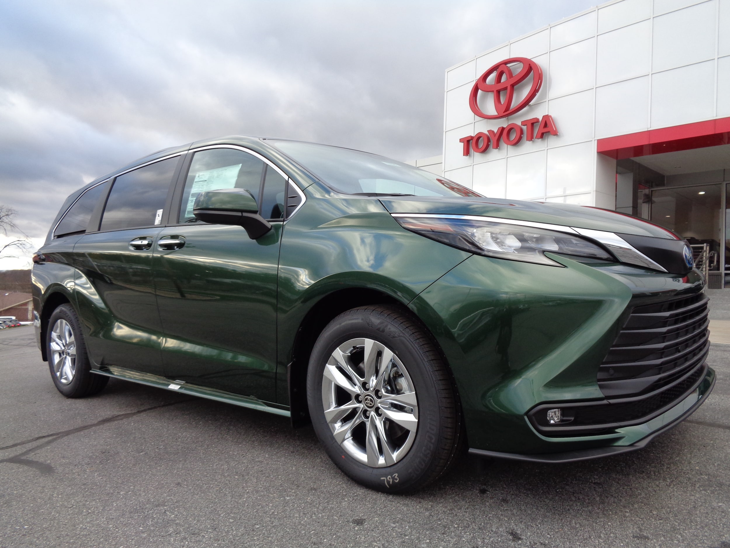 2025 Toyota Sienna XLE's photo