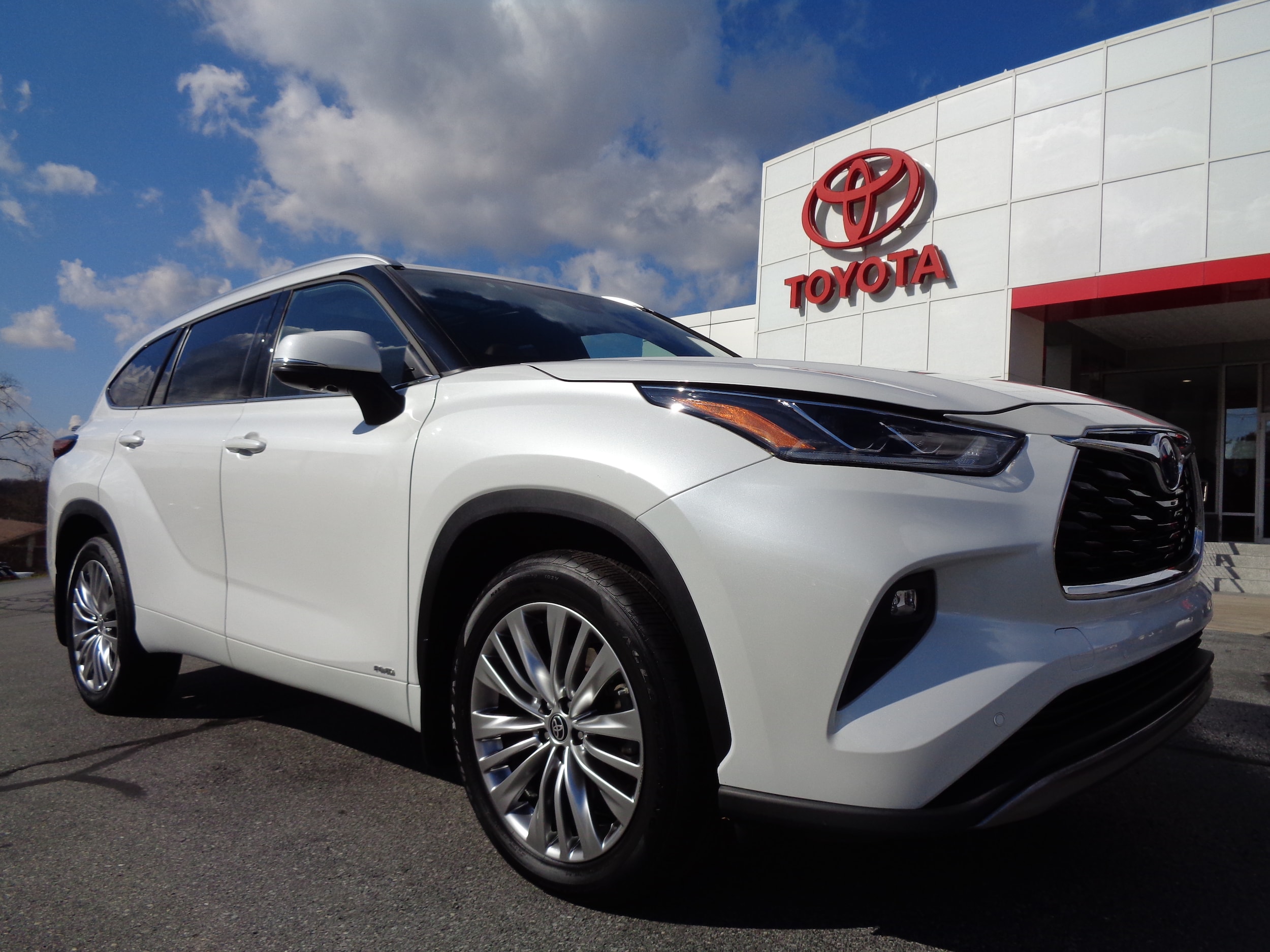 2024 Toyota Highlander Platinum's photo