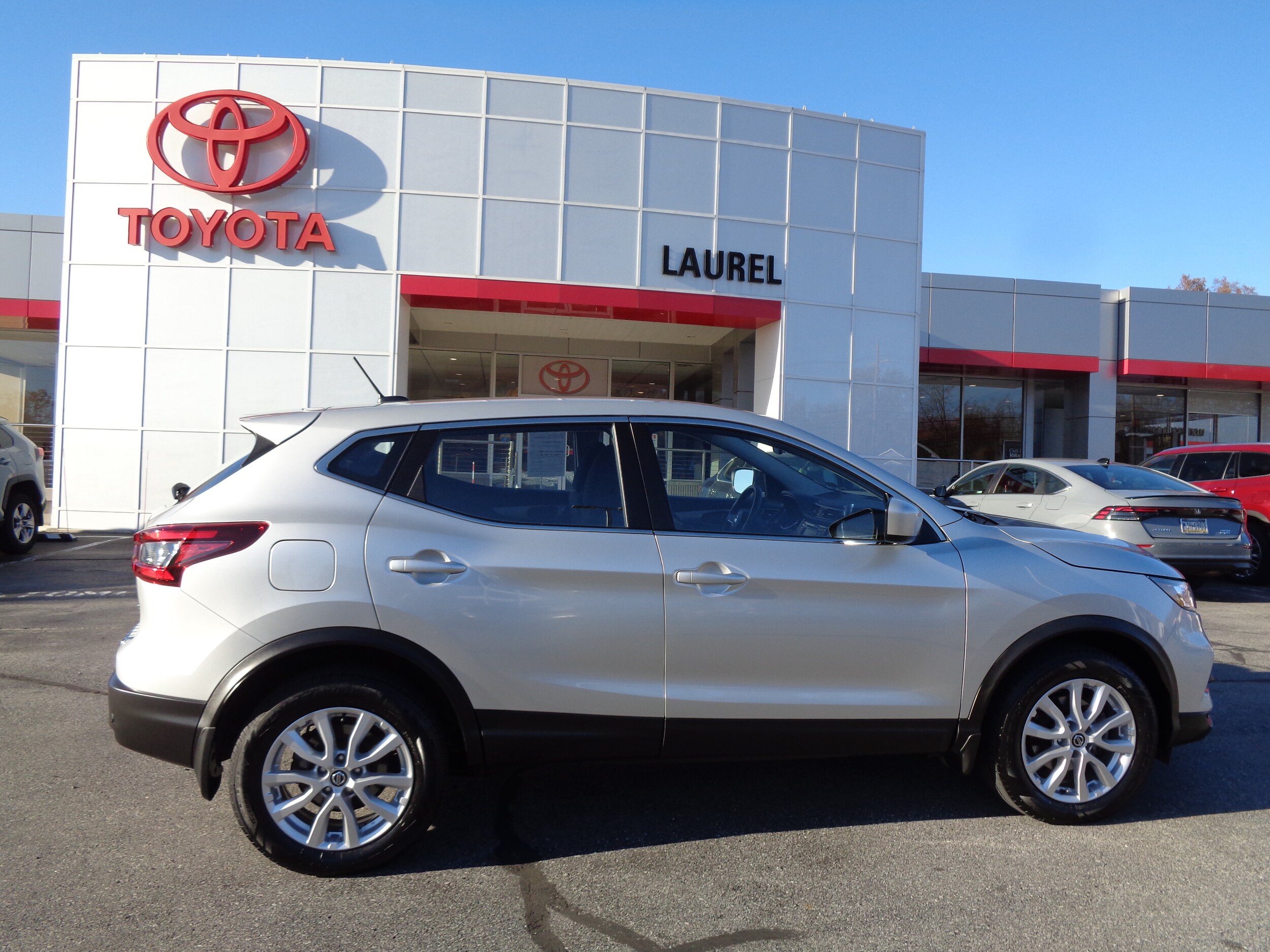 2022 Nissan Rogue Sport S photo 2