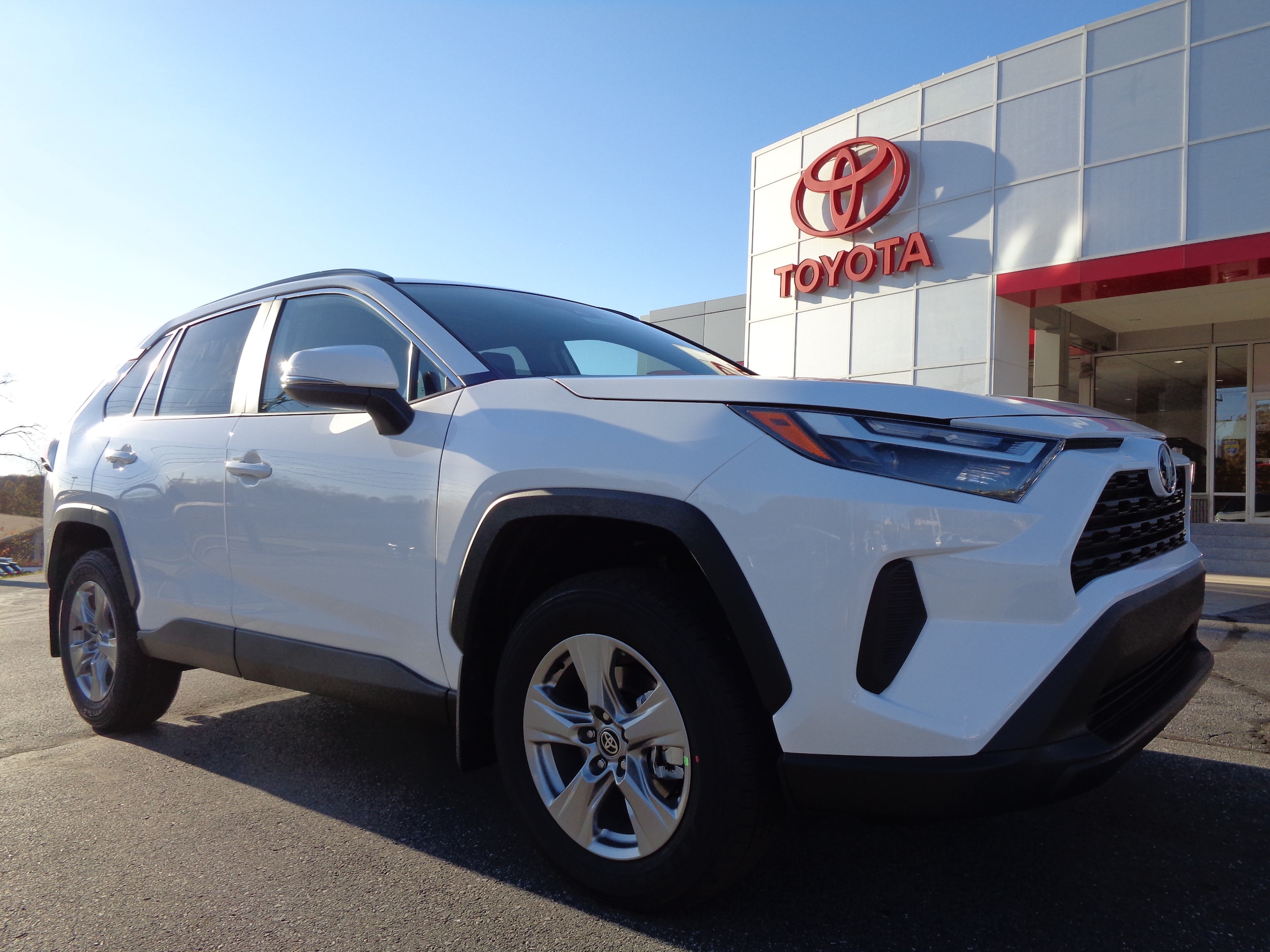 2025 Toyota RAV4 XLE's photo