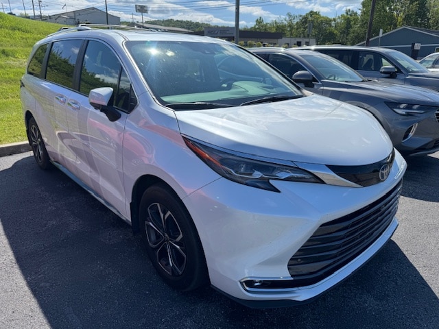 2025 Toyota Sienna Platinum 7-Passenger Hybrid AWD's photo