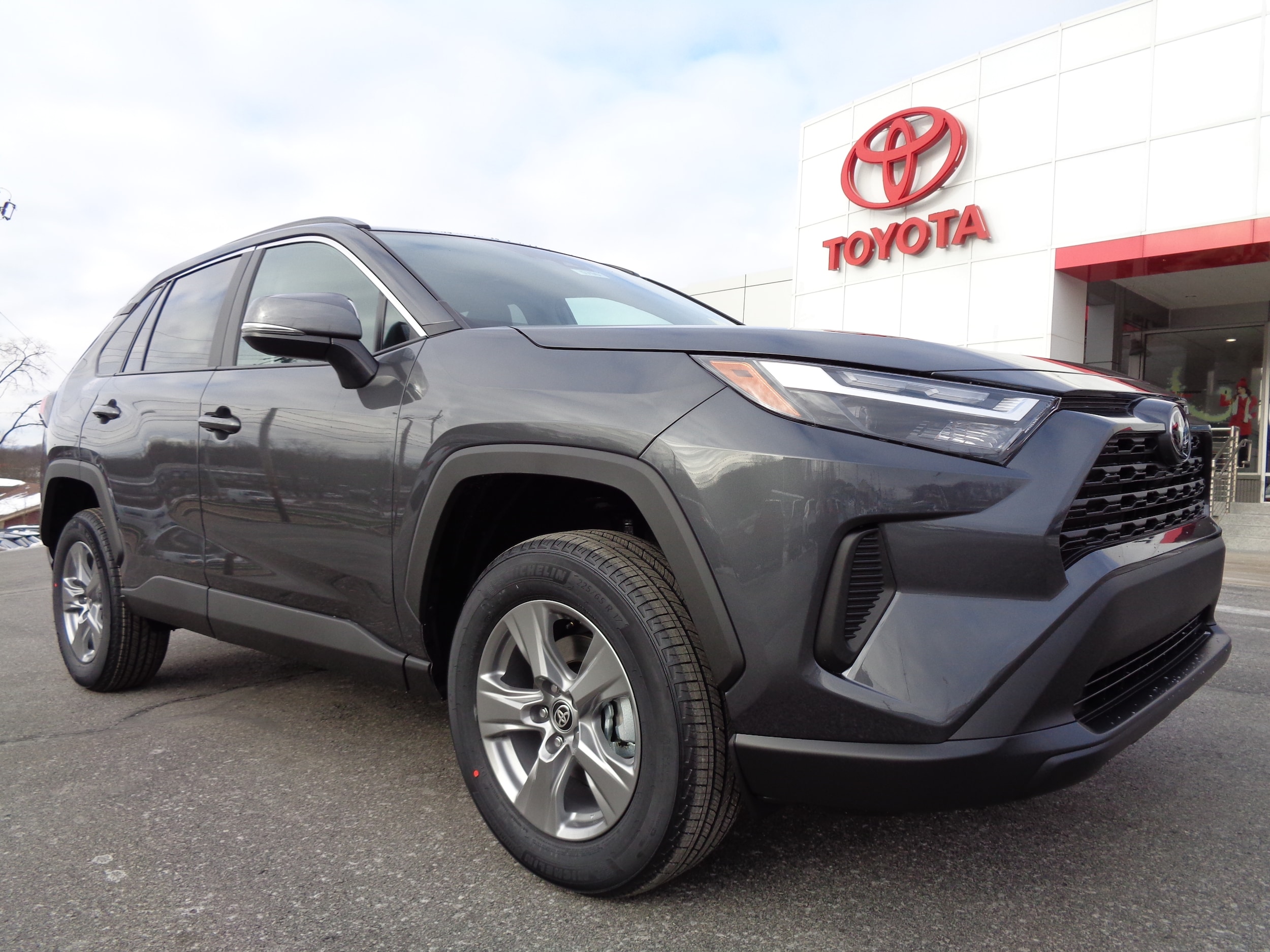 2025 Toyota RAV4 XLE's photo