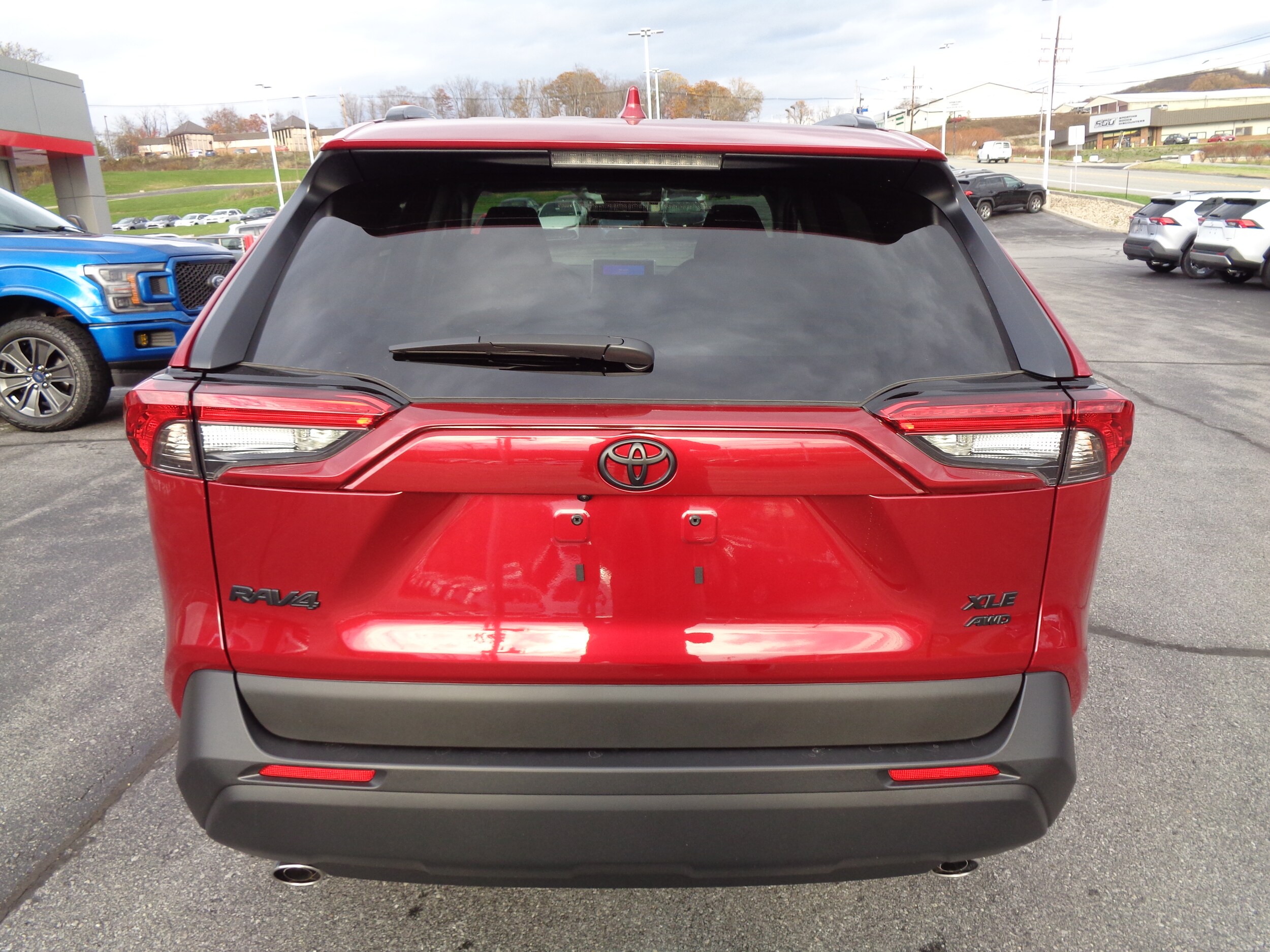 2025 Toyota RAV4 XLE photo 4