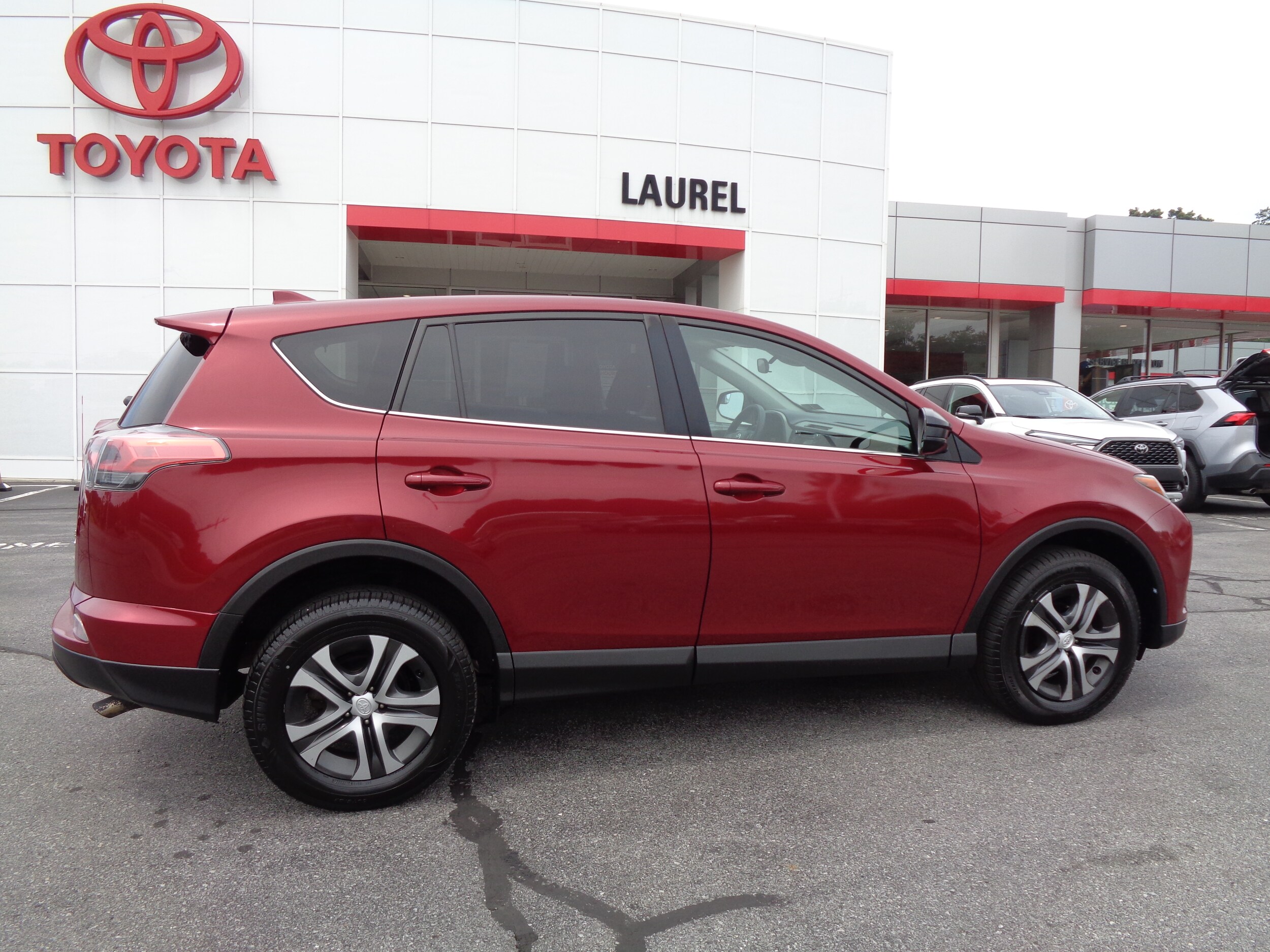 2018 Toyota RAV4 LE photo 2