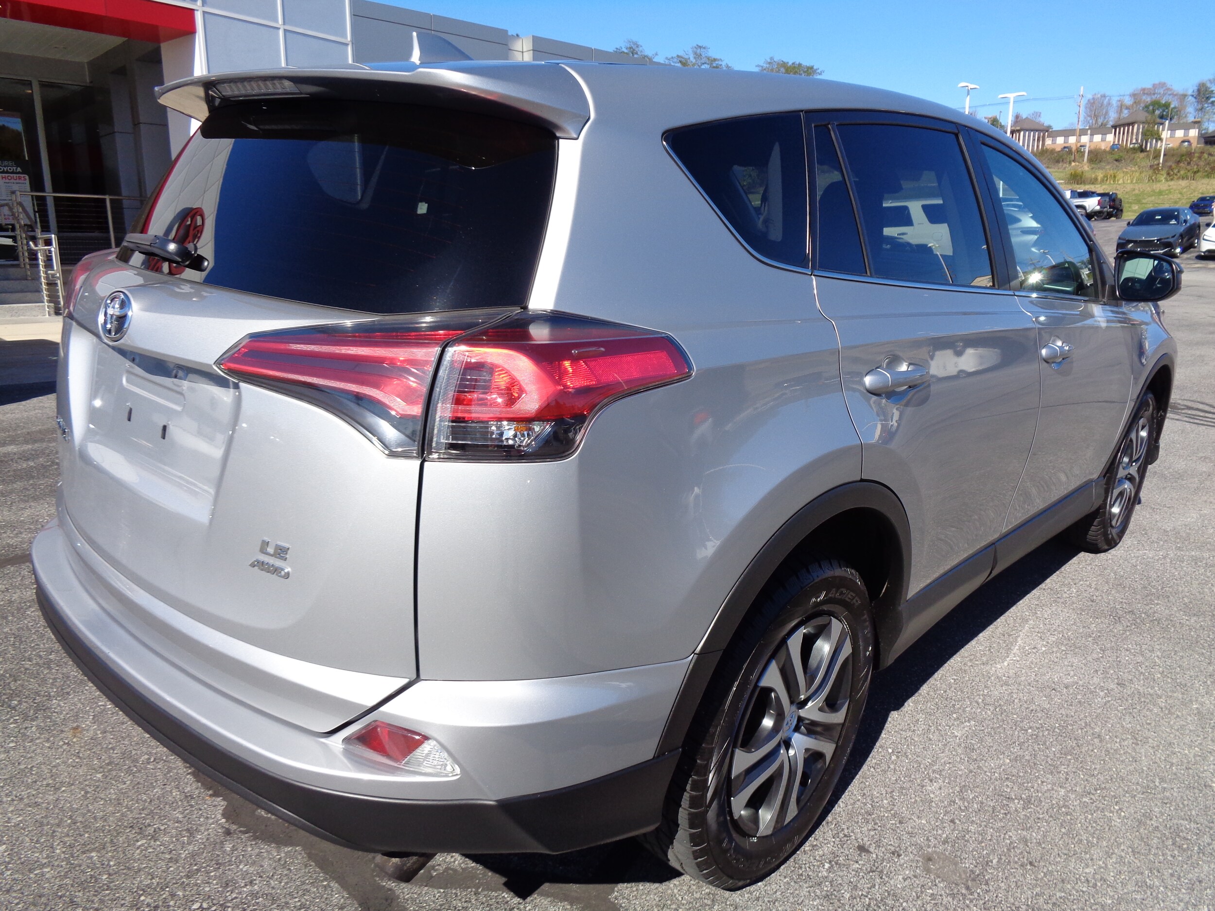 2018 Toyota RAV4 LE photo 3
