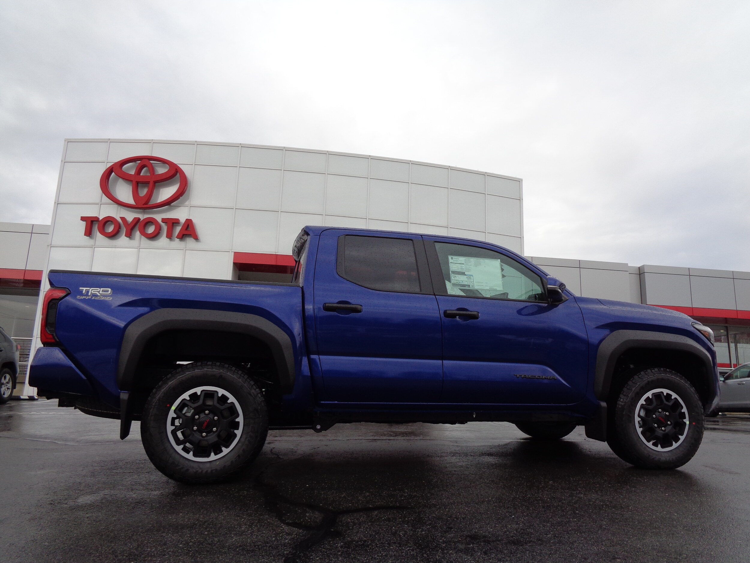2025 Toyota Tacoma TRD Off-Road photo 2