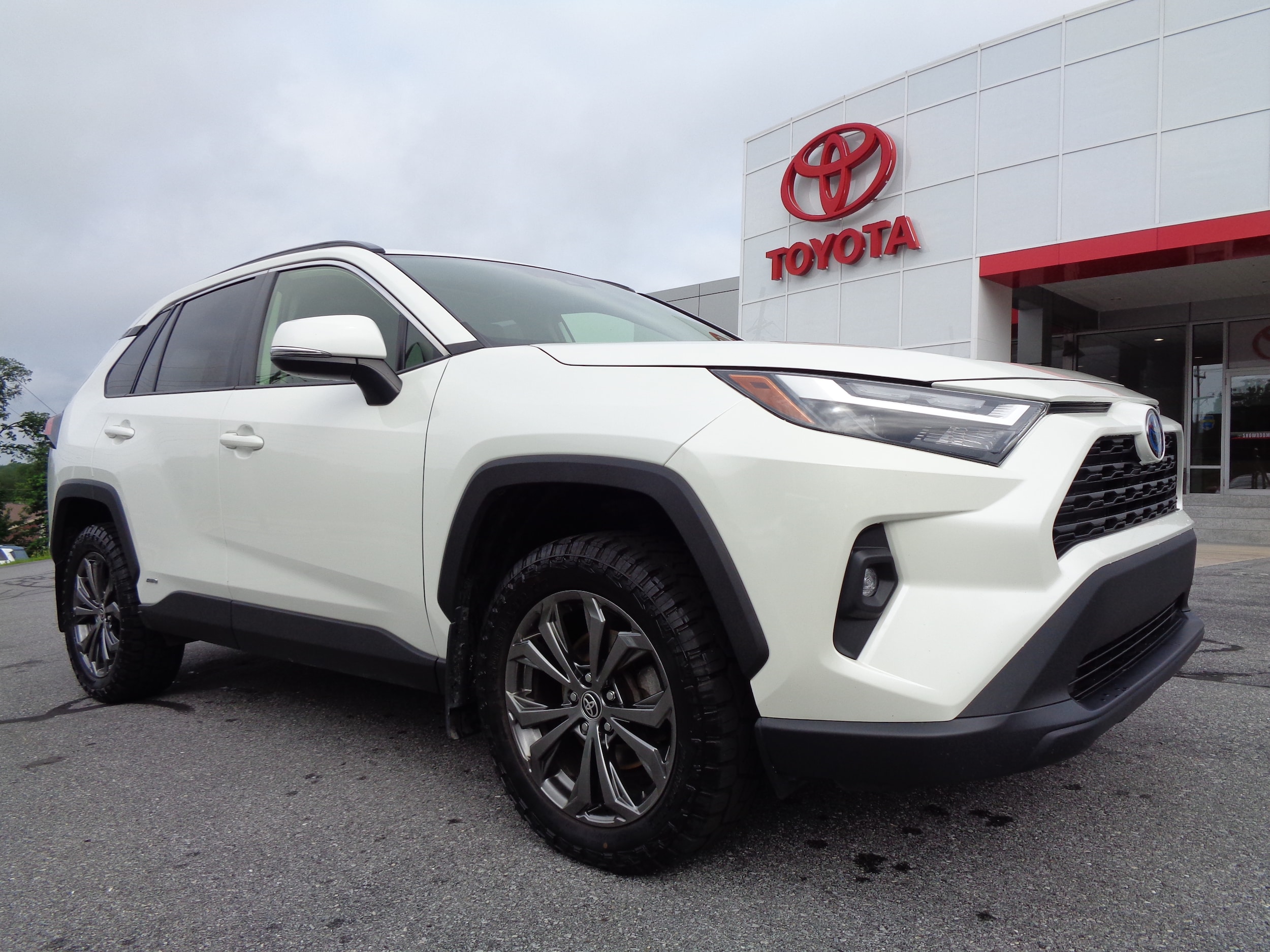  2022 Toyota RAV4 Hybrid XLE Premium AWD   