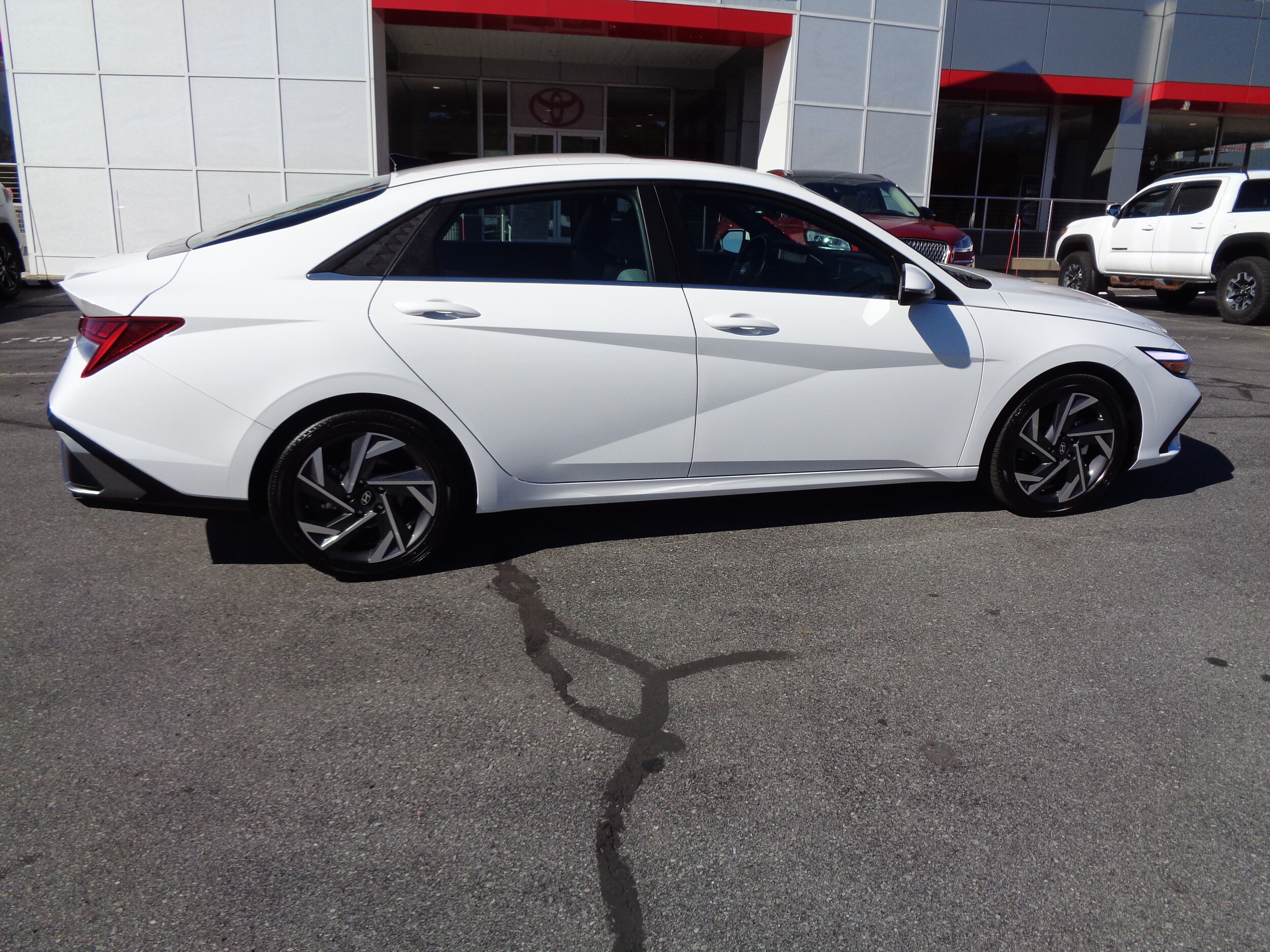 2025 Hyundai Elantra Hybrid Limited photo 2