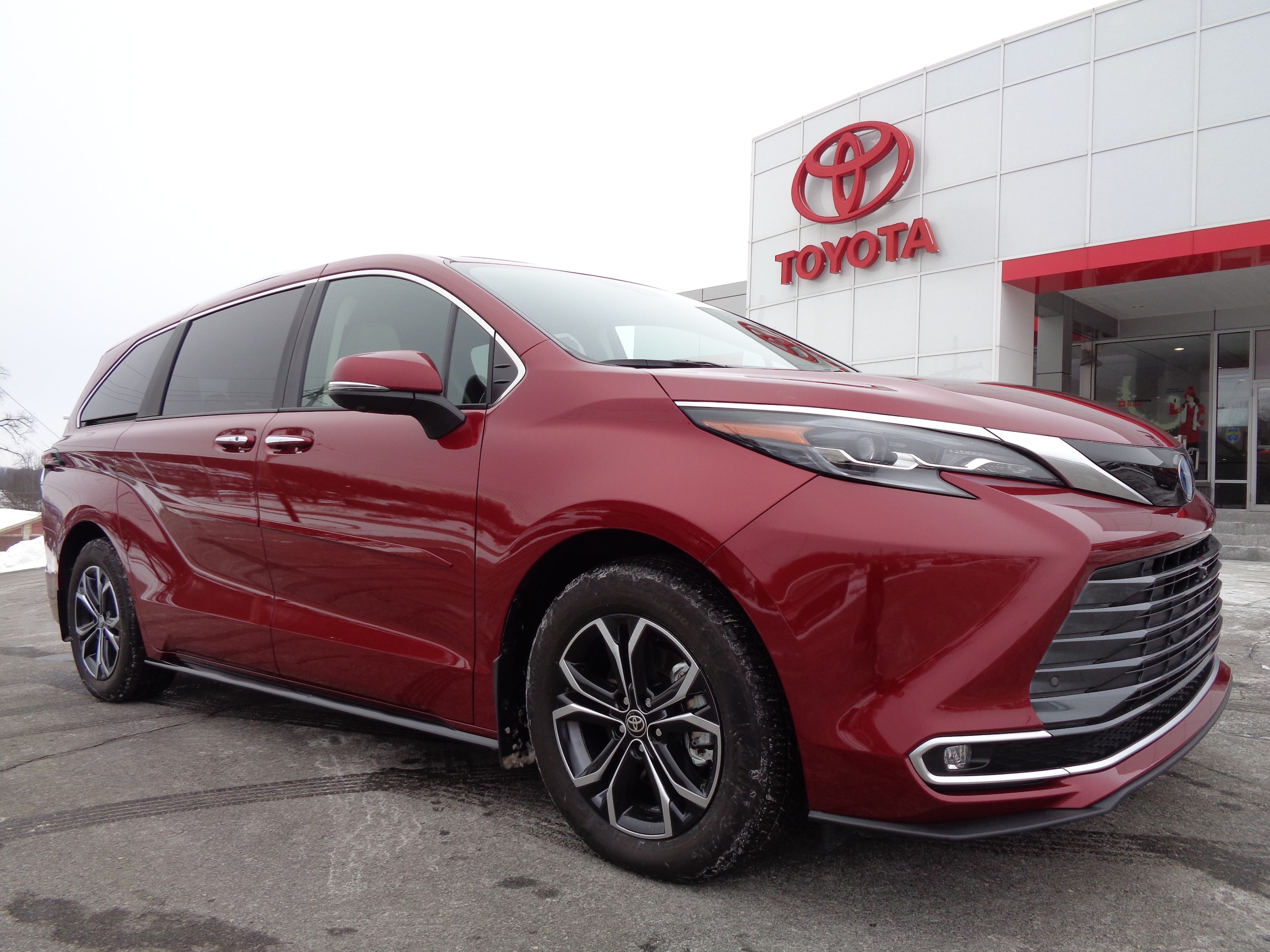 2025 Toyota Sienna Platinum's photo