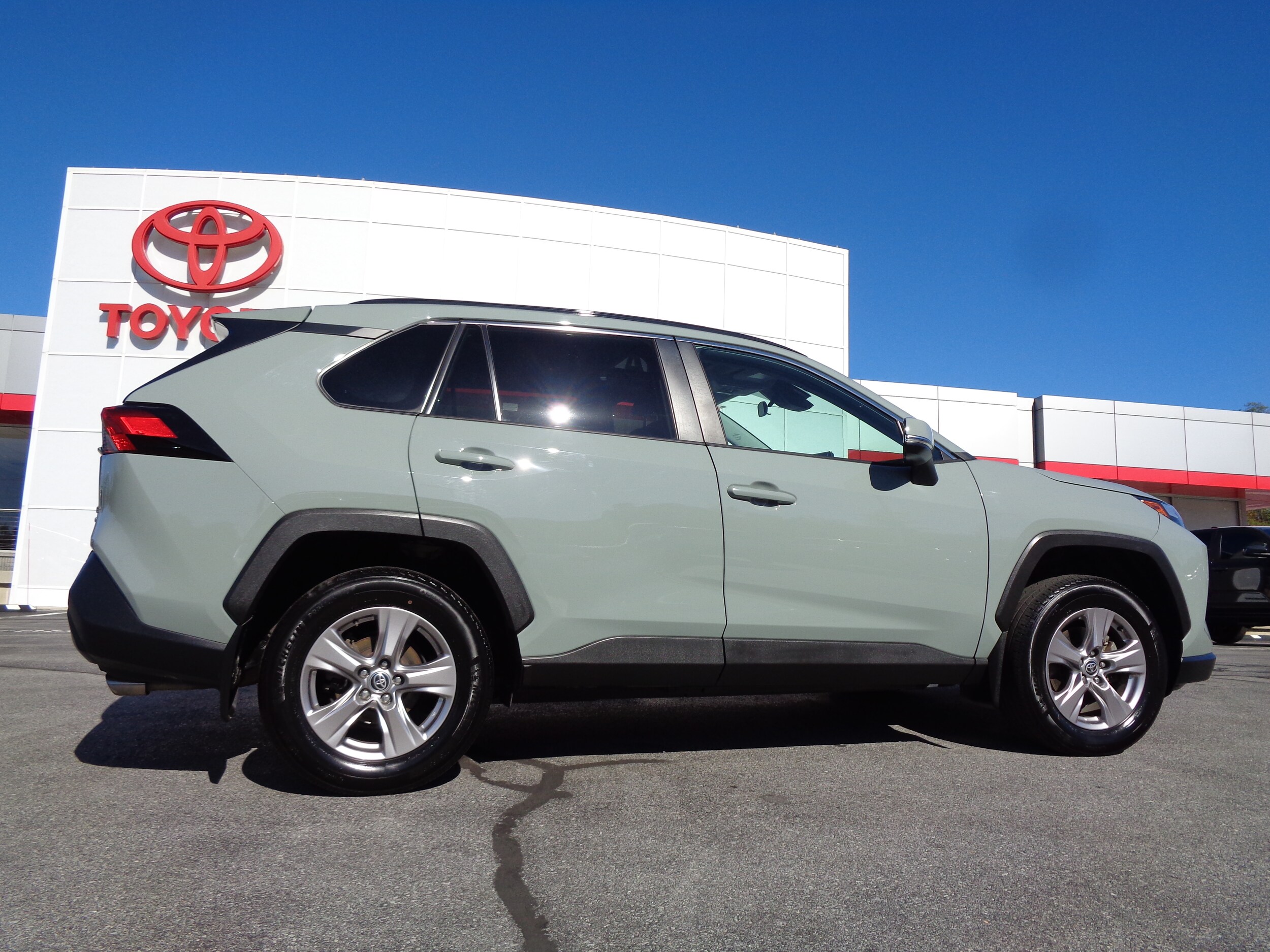 2022 Toyota RAV4 XLE photo 2