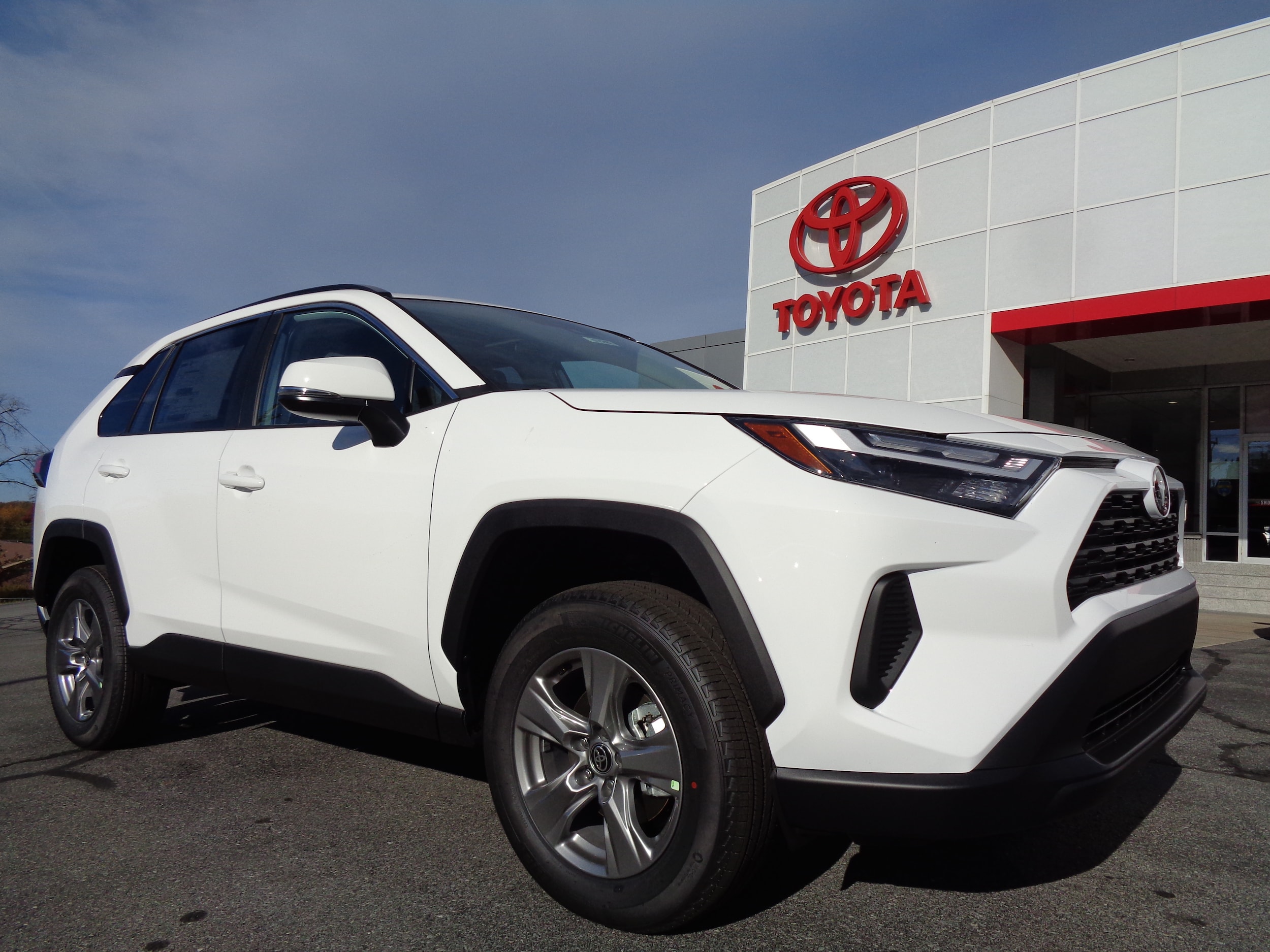 2025 Toyota RAV4 XLE's photo