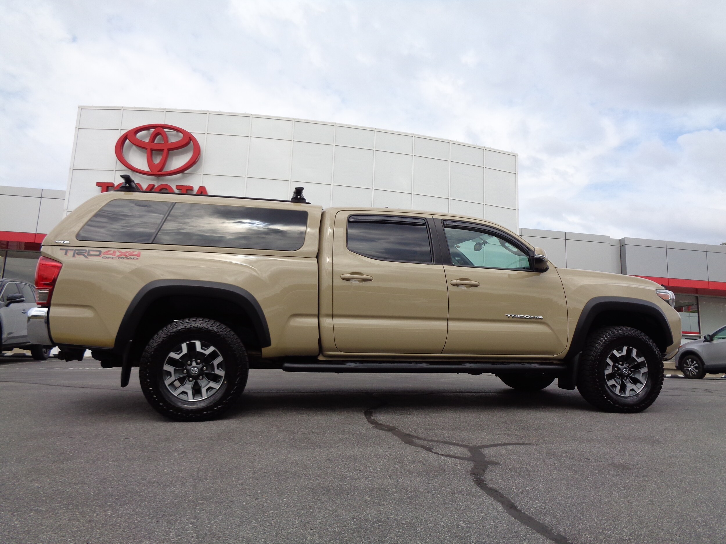 2017 Toyota Tacoma TRD Off-Road 4x4 Long Bed photo 2