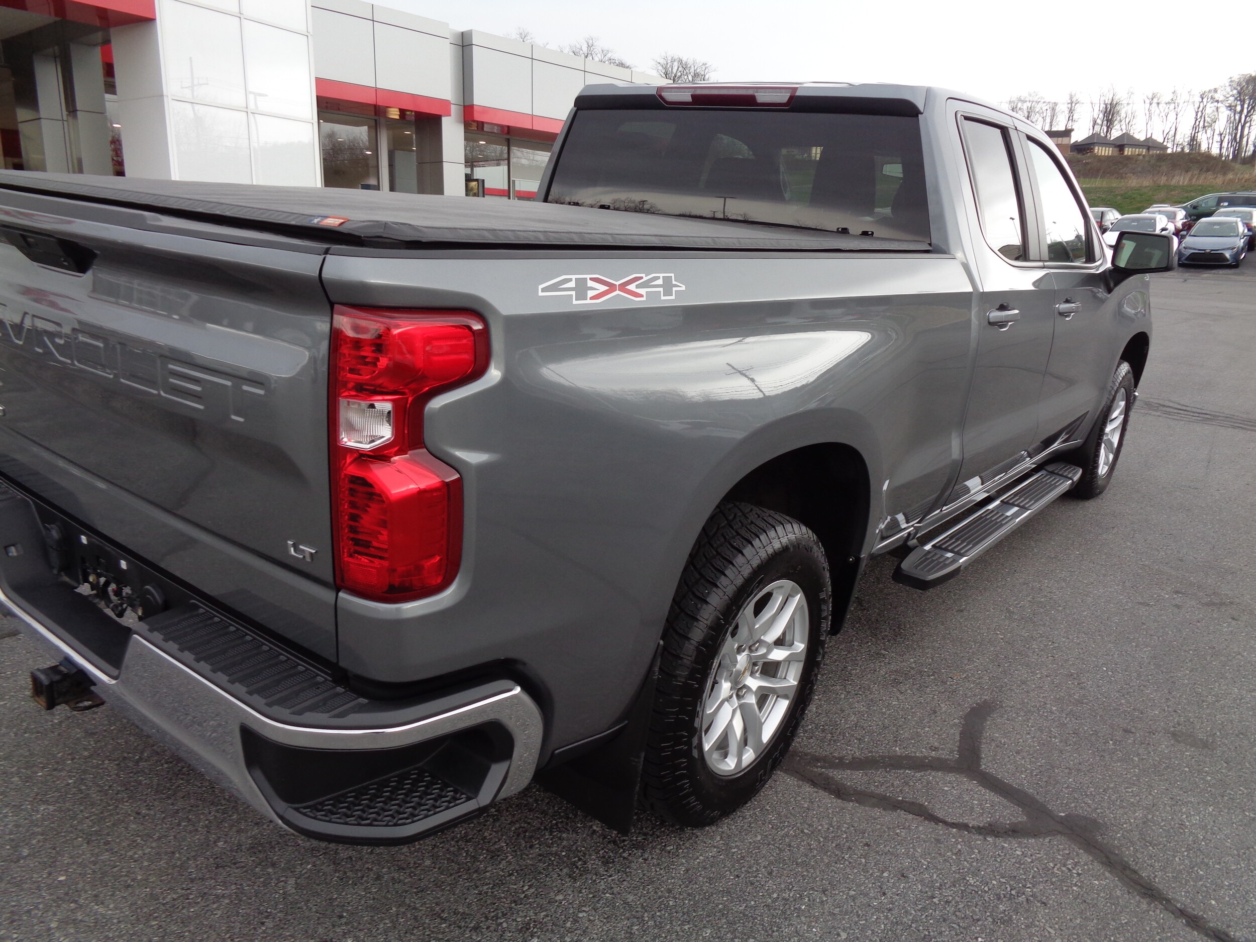 2021 Chevrolet Silverado LT photo 2