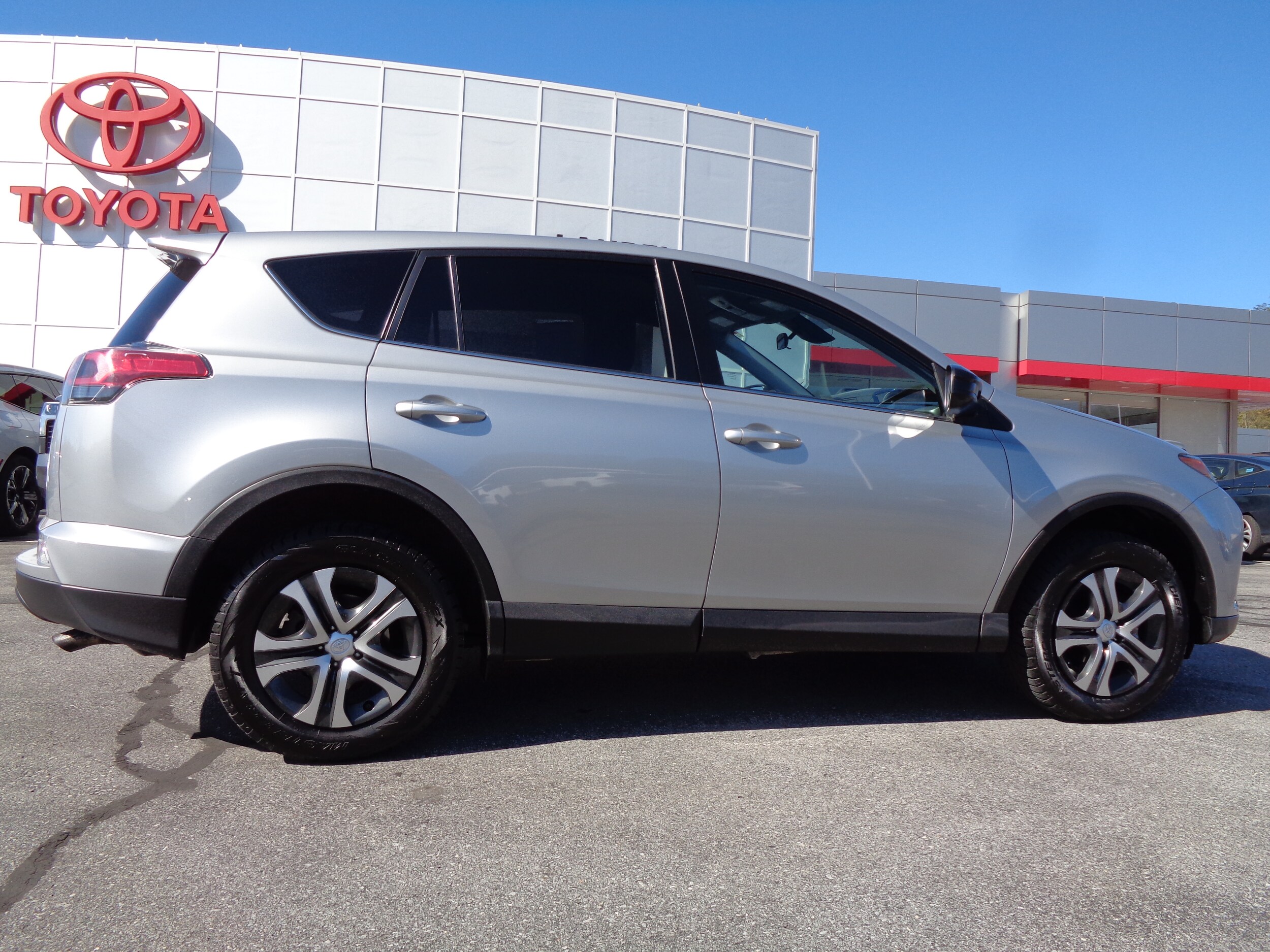 2018 Toyota RAV4 LE photo 2