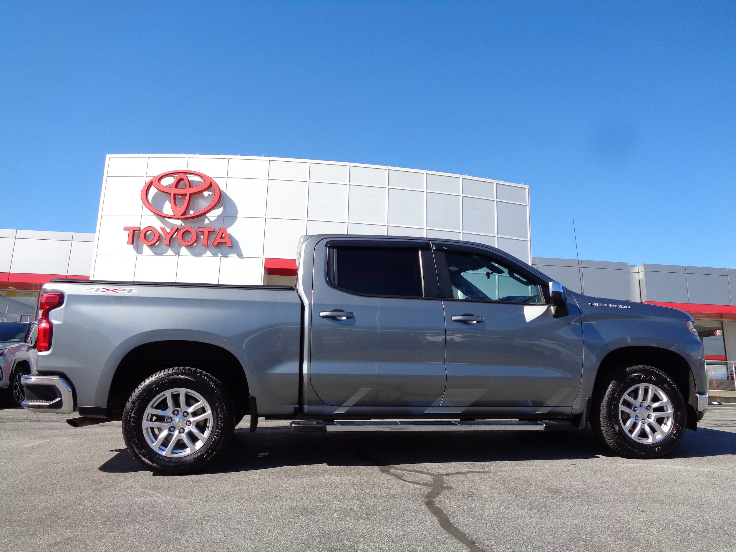 2019 Chevrolet Silverado 1500 LT photo 2