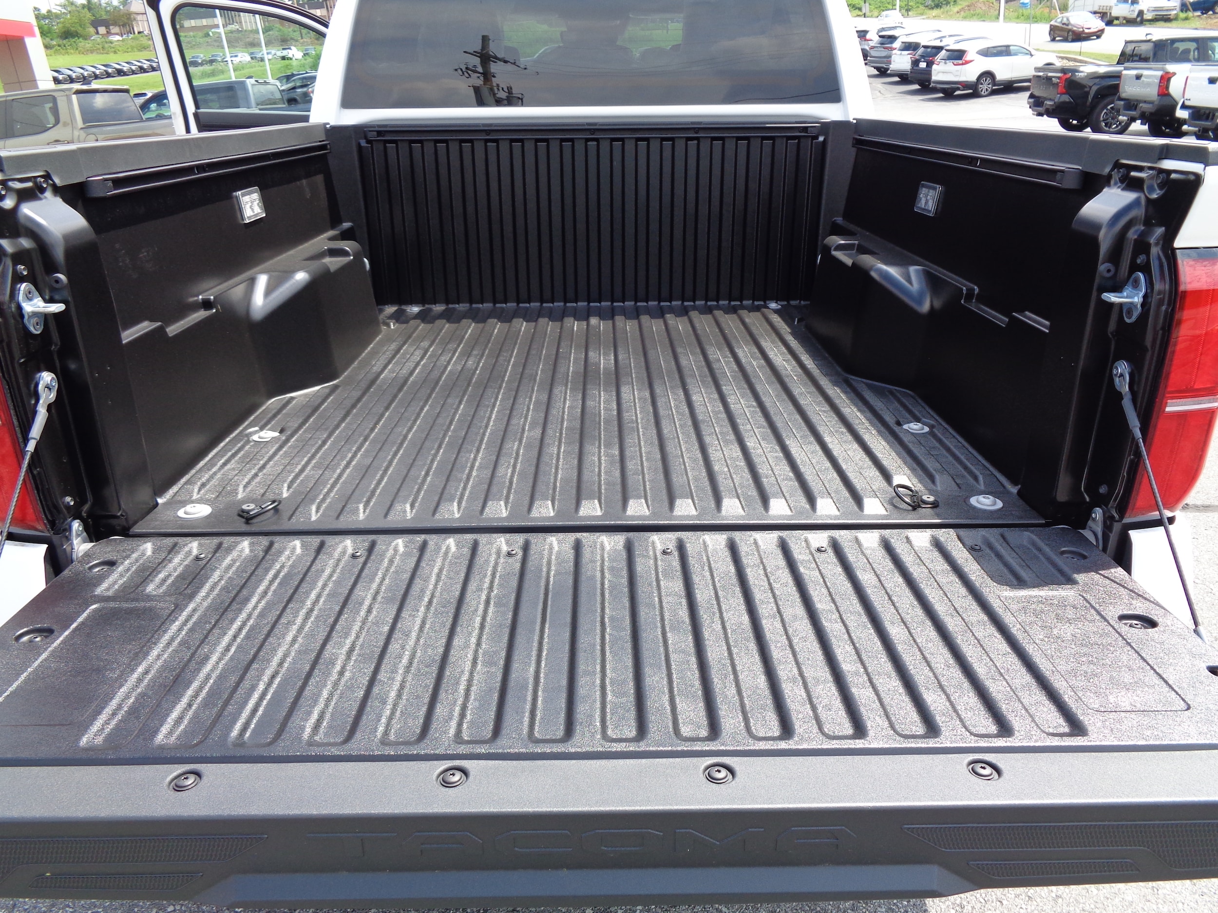 2025 Toyota Tacoma SR5 - Photo 15