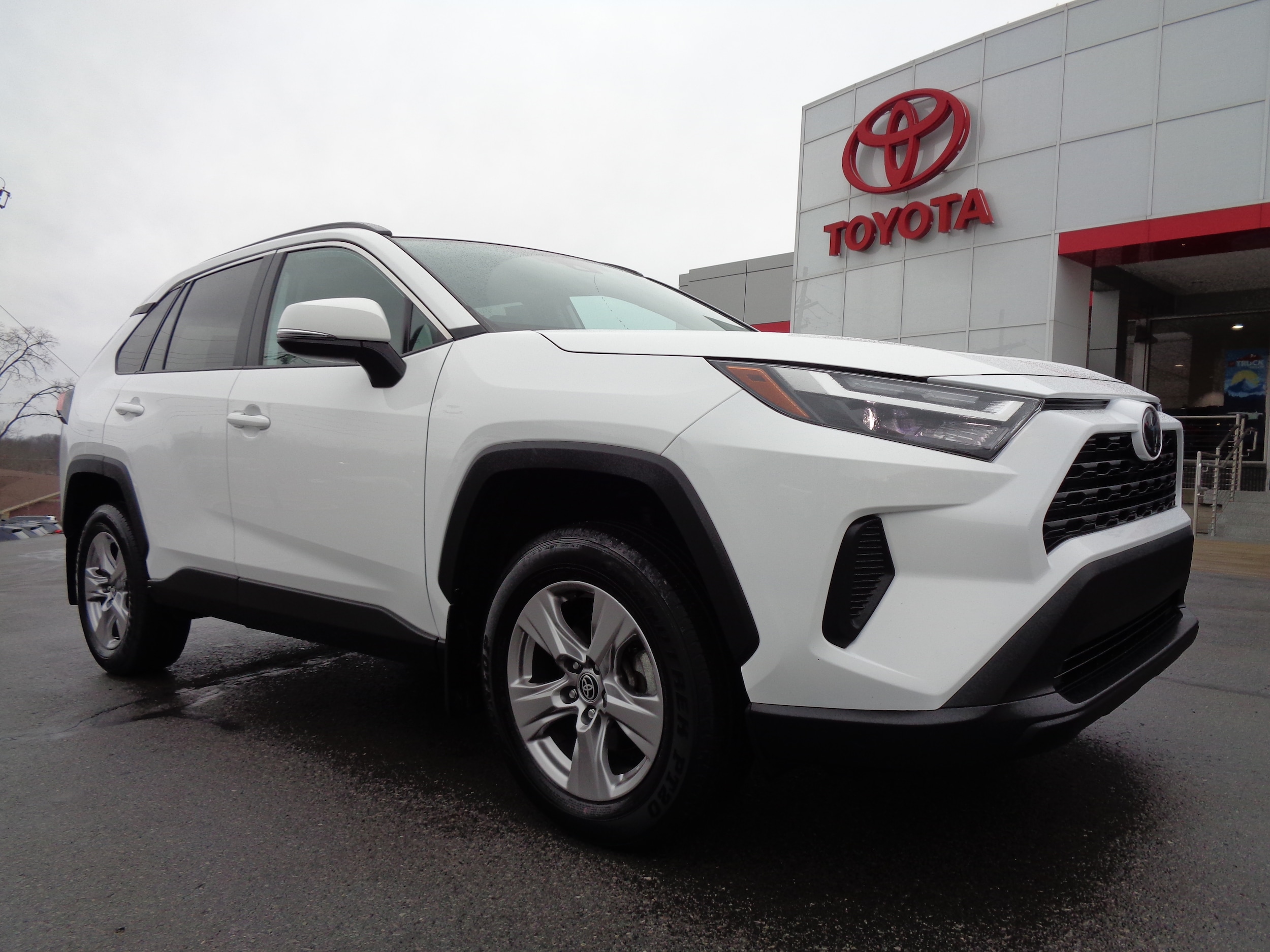 2023 Toyota RAV4 XLE's photo