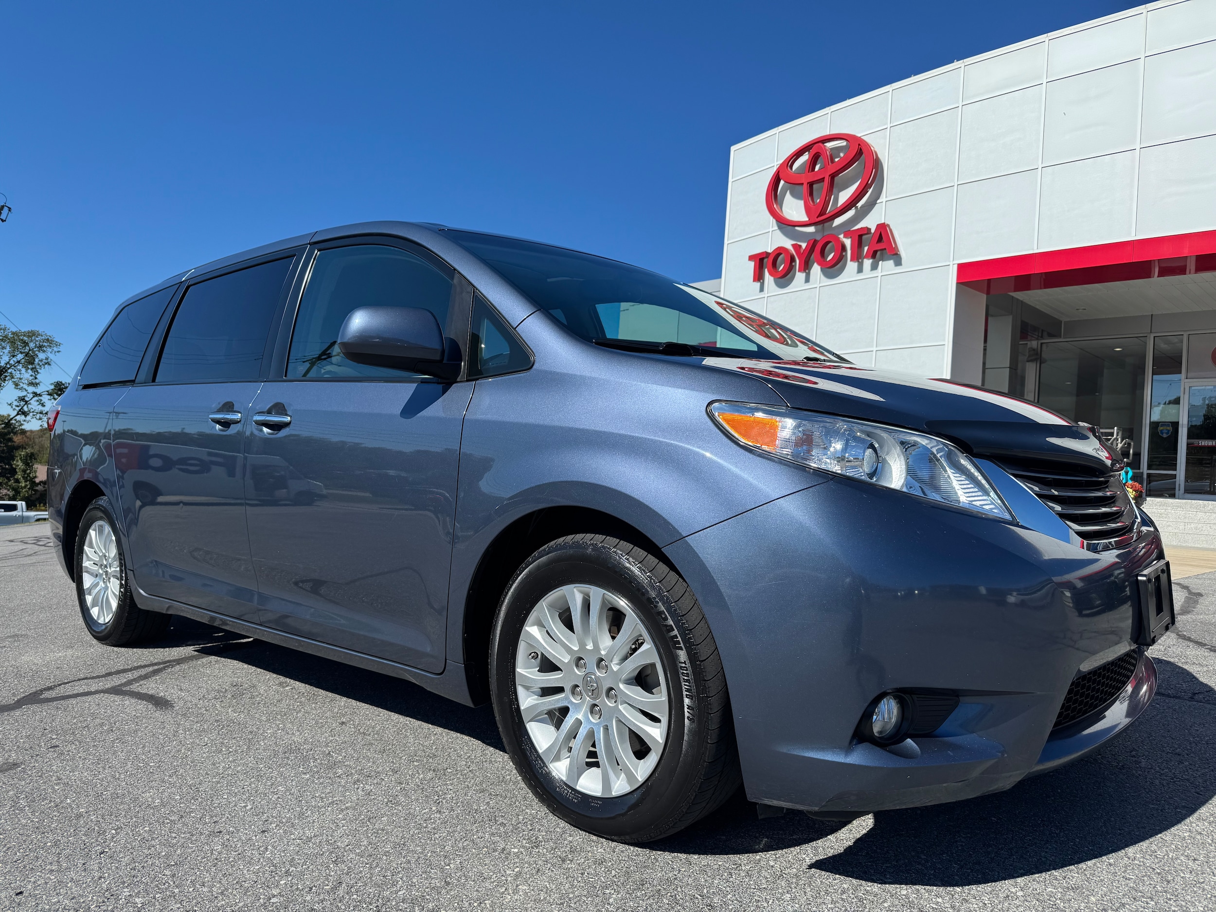 Used 2016 Toyota Sienna XLE with VIN 5TDYK3DCXGS711683 for sale in Johnstown, PA