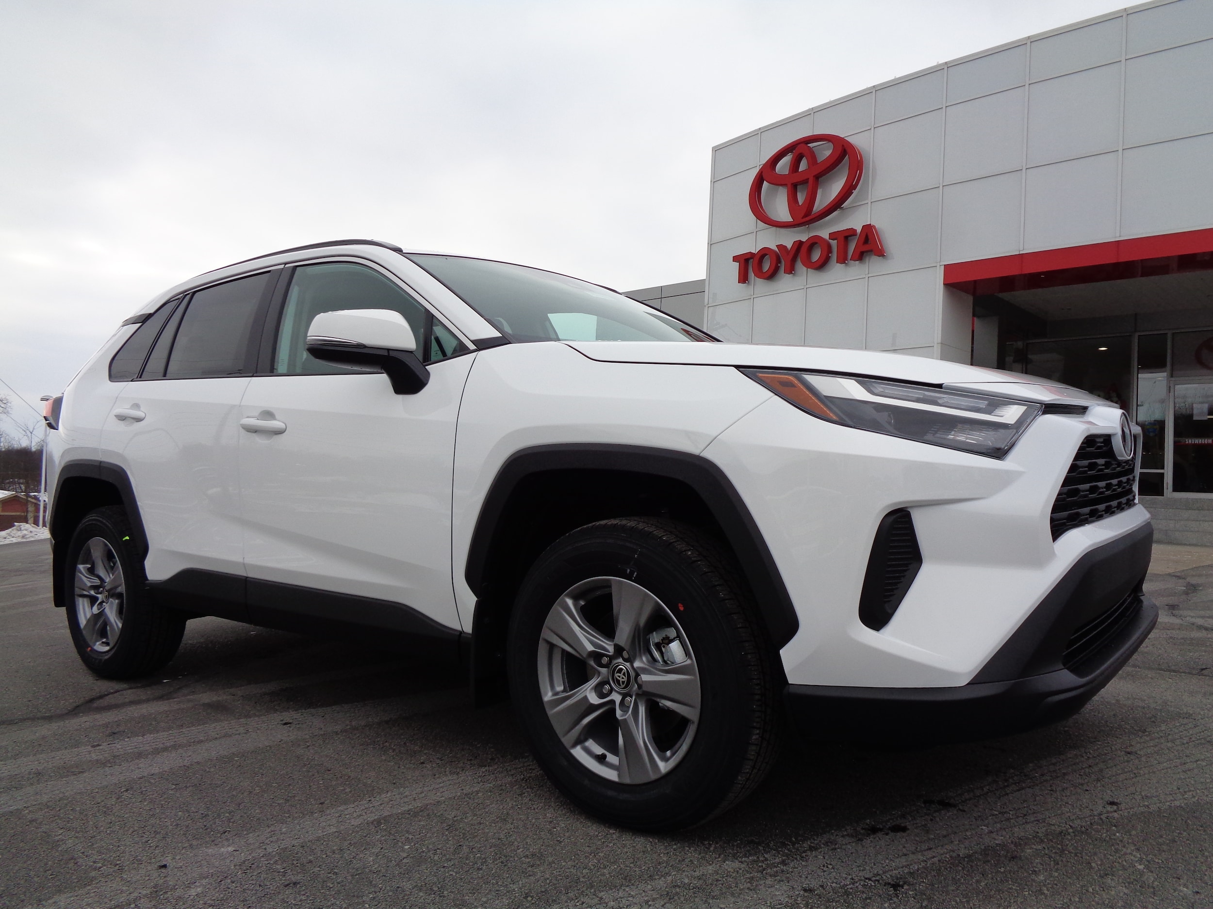 2025 Toyota RAV4 XLE's photo