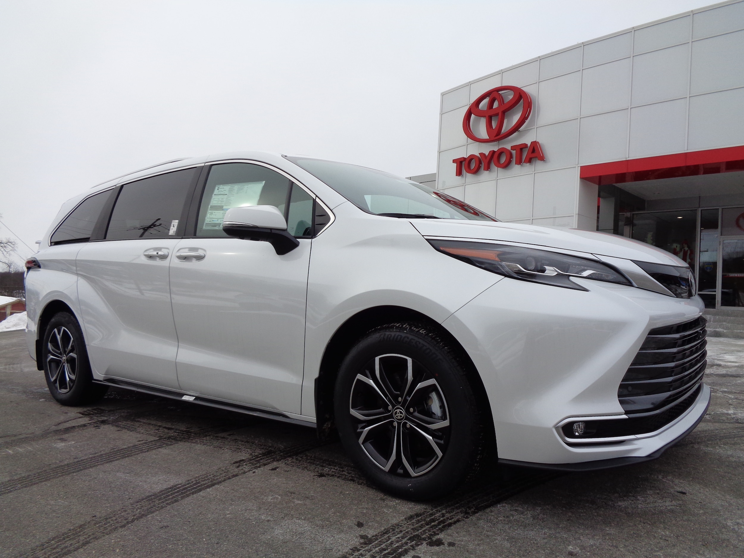 2026 Toyota Sienna Platinum's photo
