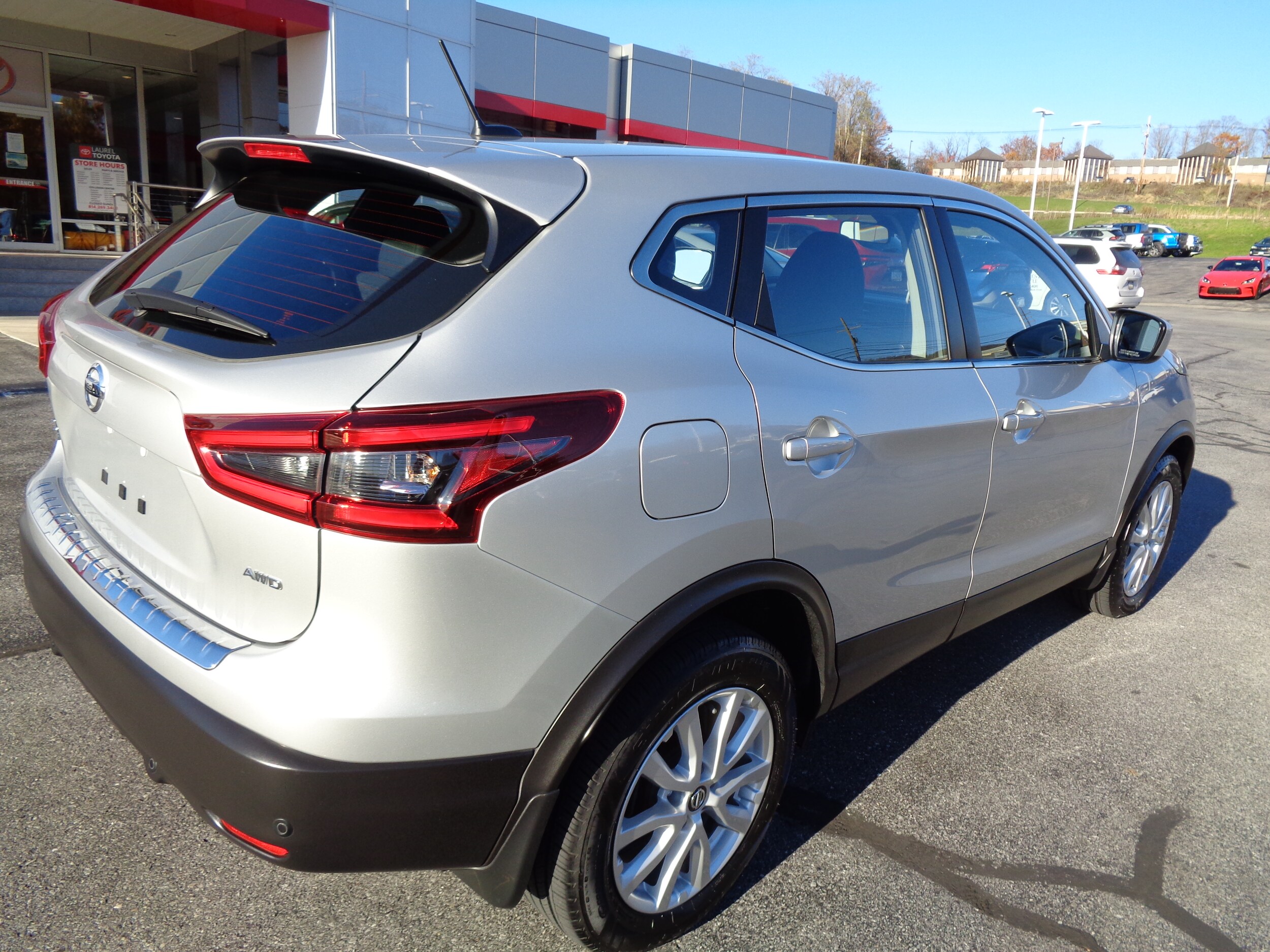 2022 Nissan Rogue Sport S photo 3