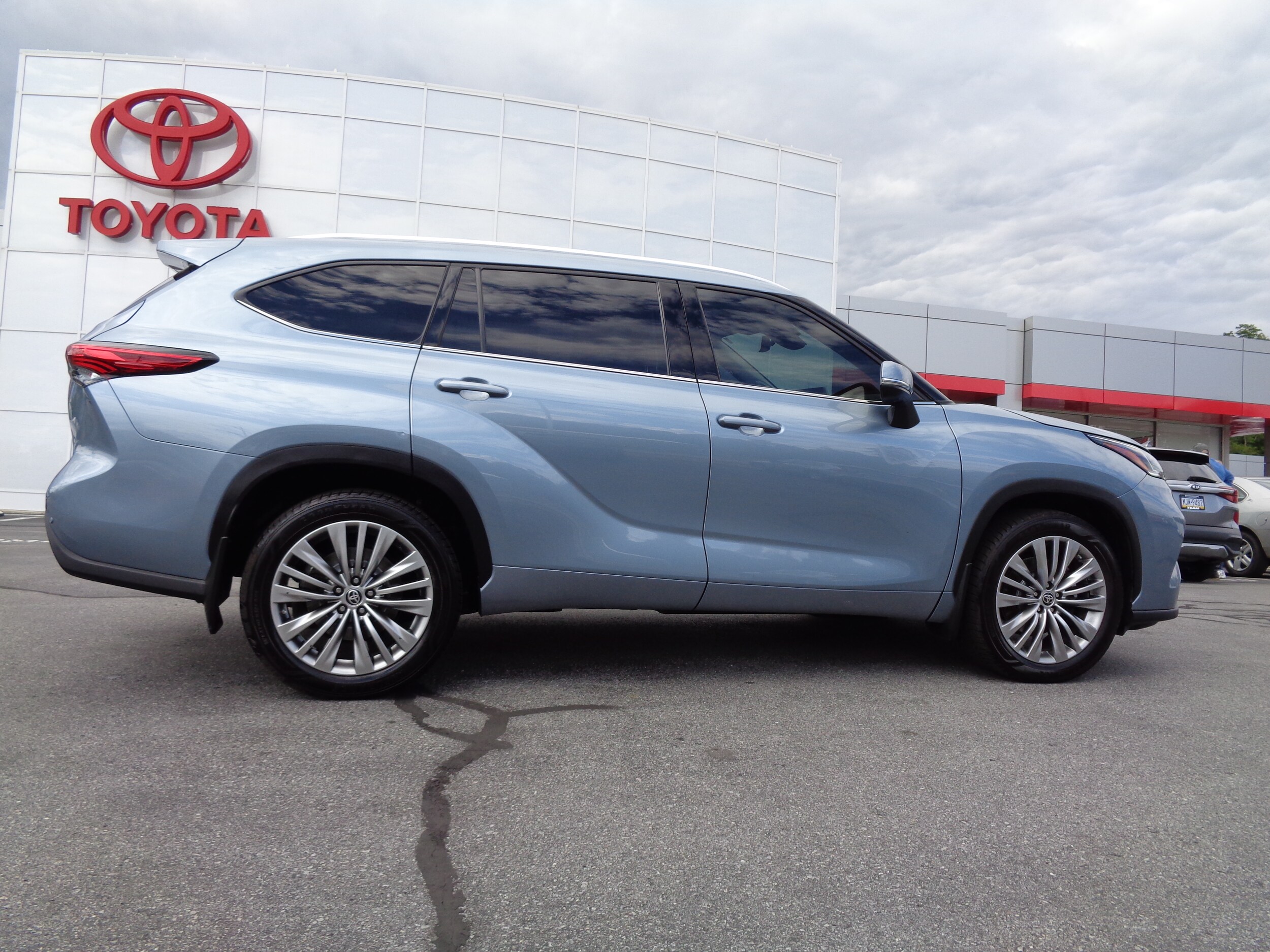 2022 Toyota Highlander Platinum photo 2