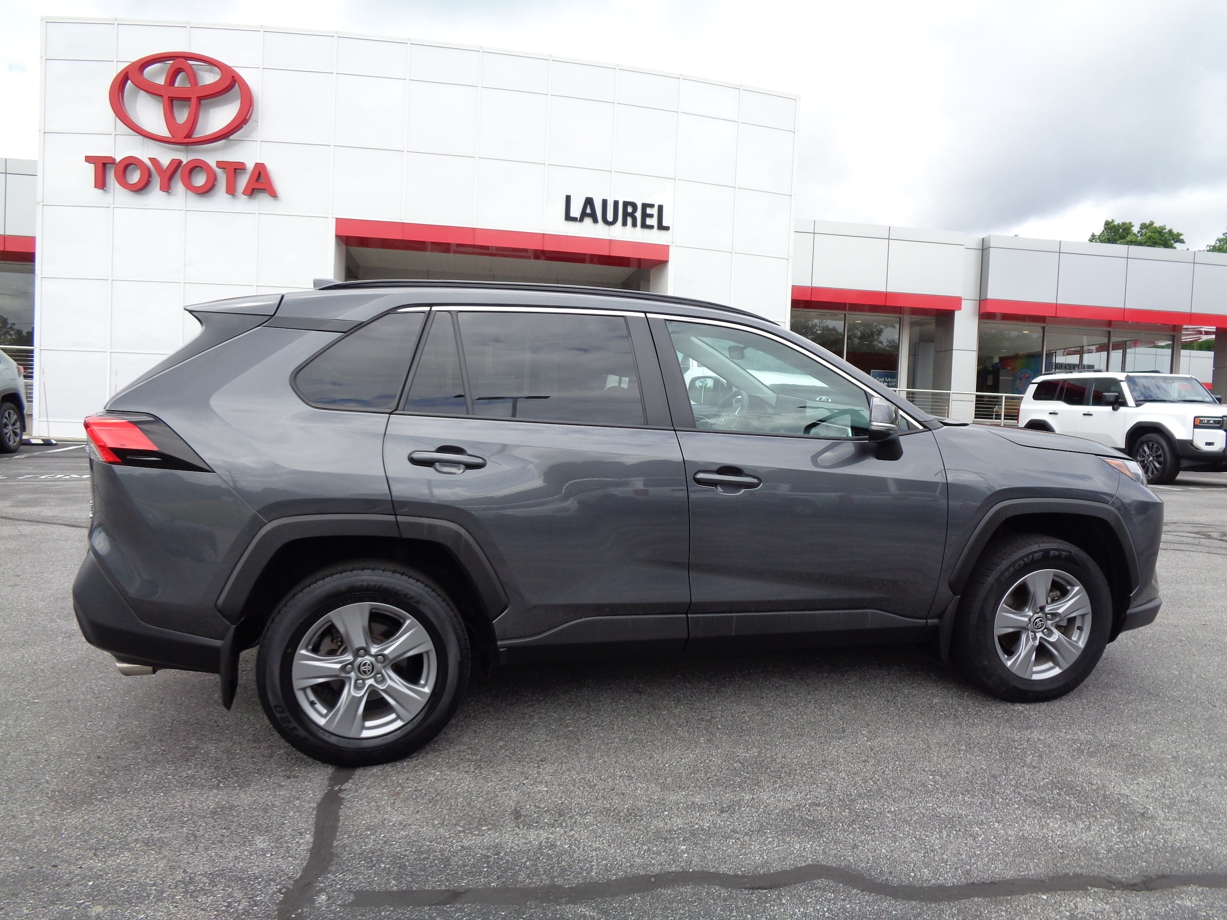 Used 2022 Toyota RAV4 XLE with VIN 2T3P1RFV8NC280497 for sale in Kansas City