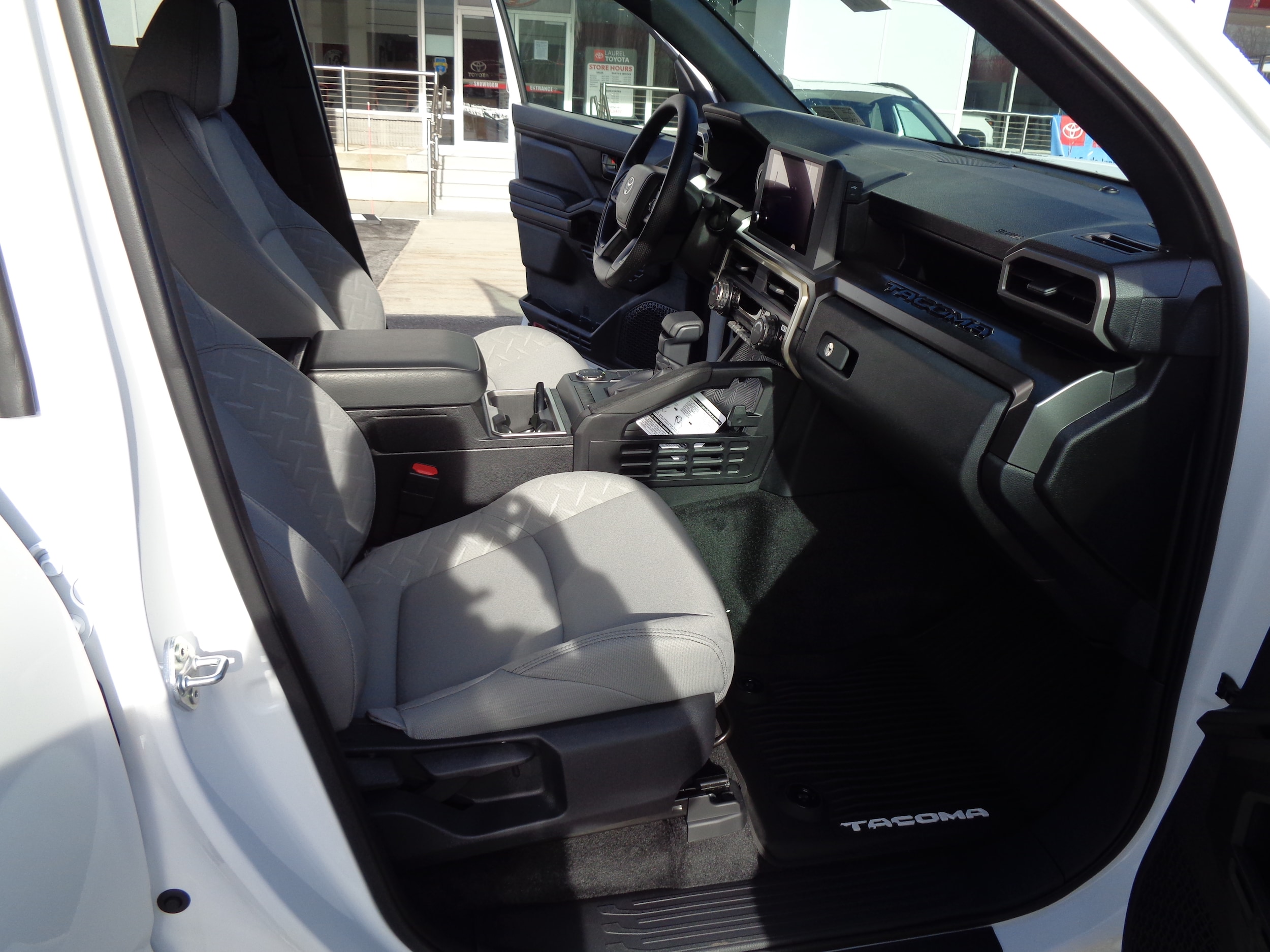 2025 Toyota Tacoma SR5 - Photo 17