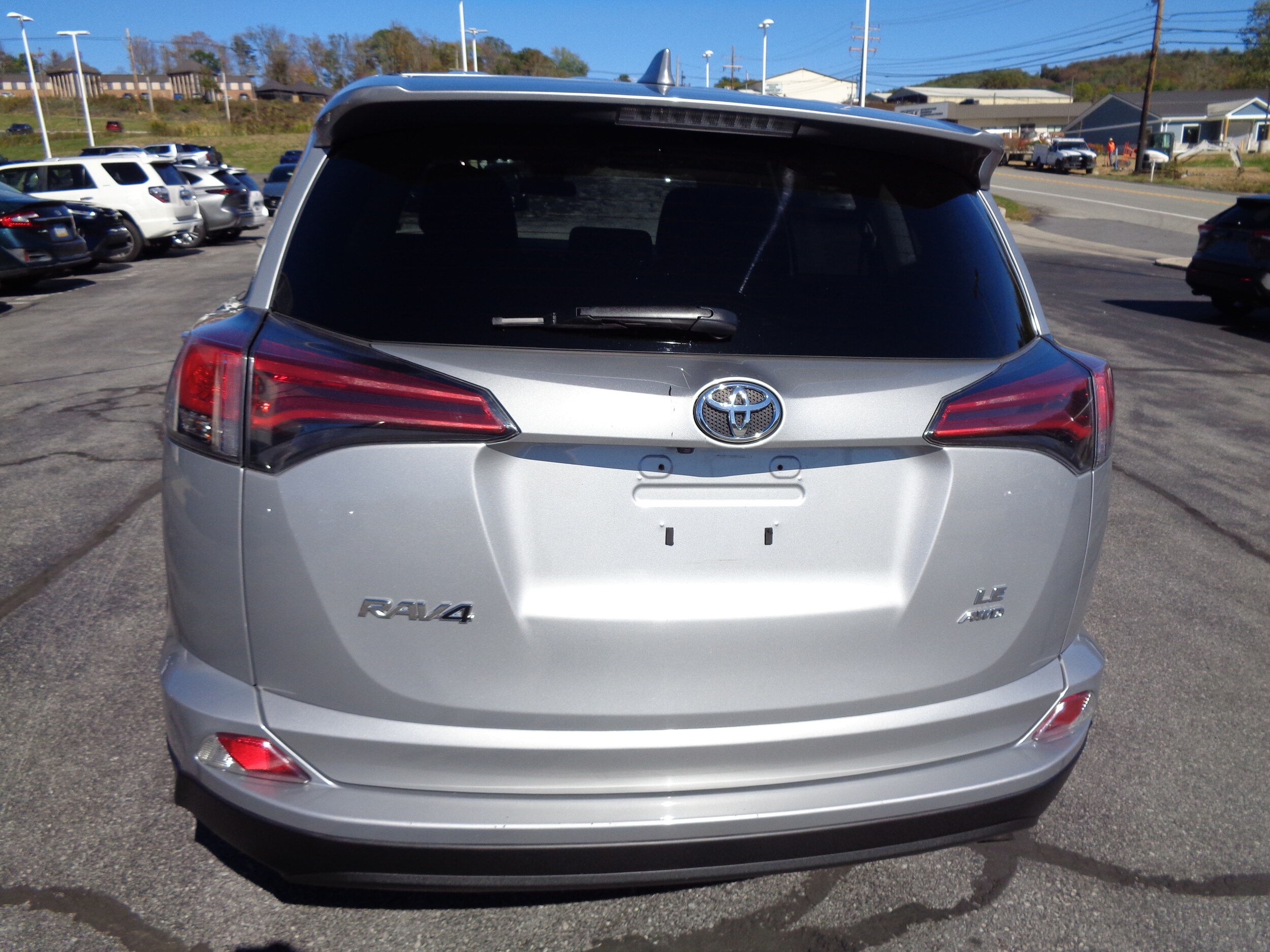 2018 Toyota RAV4 LE photo 4
