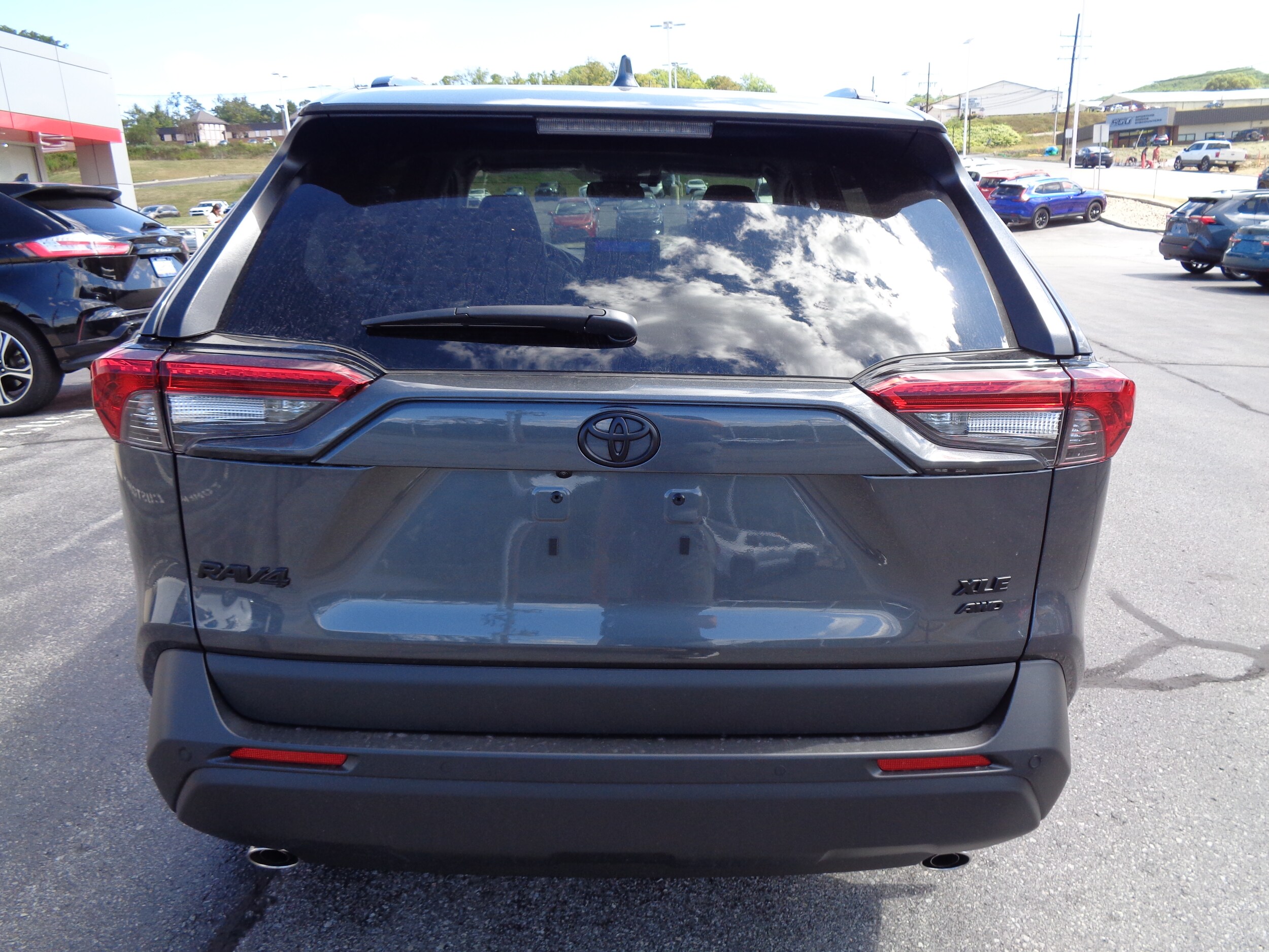 2025 Toyota RAV4 XLE Premium photo 4