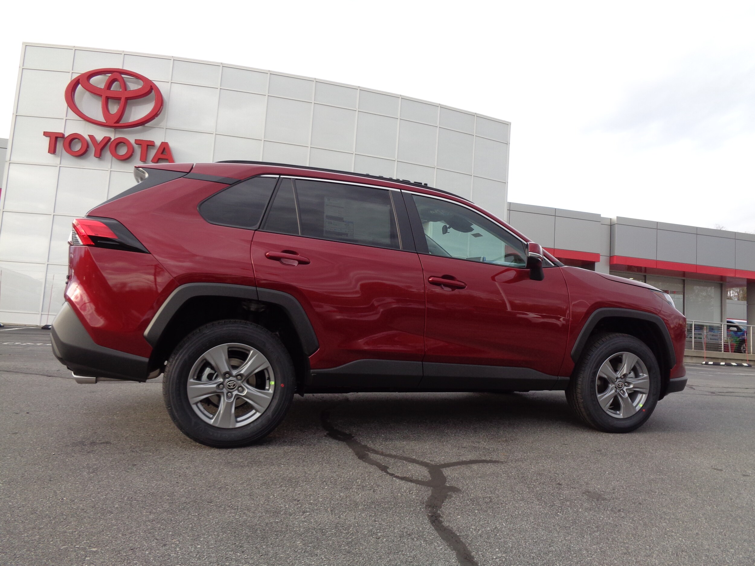 2025 Toyota RAV4 XLE photo 2