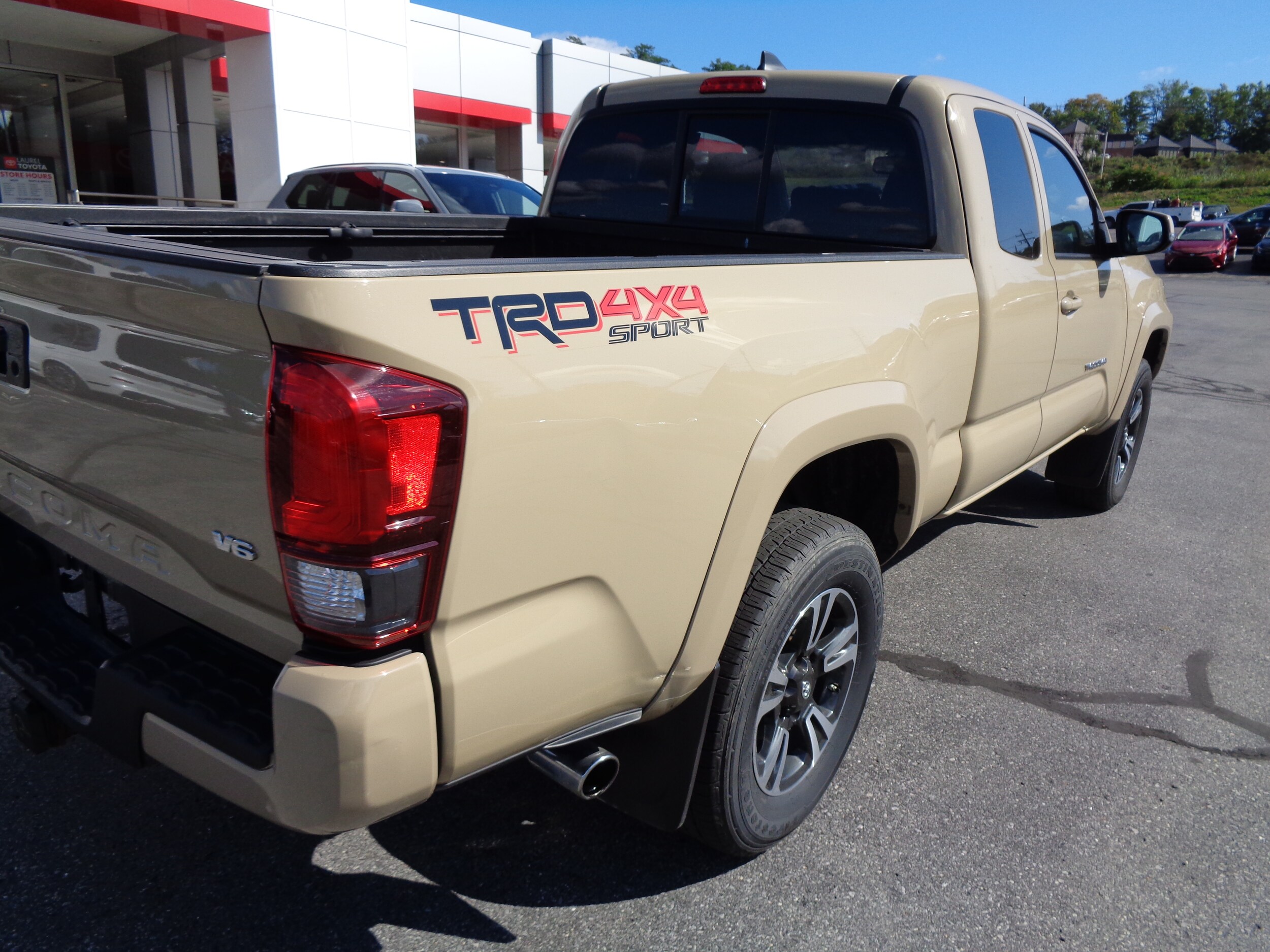 2018 Toyota Tacoma TRD Sport 4x4 Access Cab photo 3